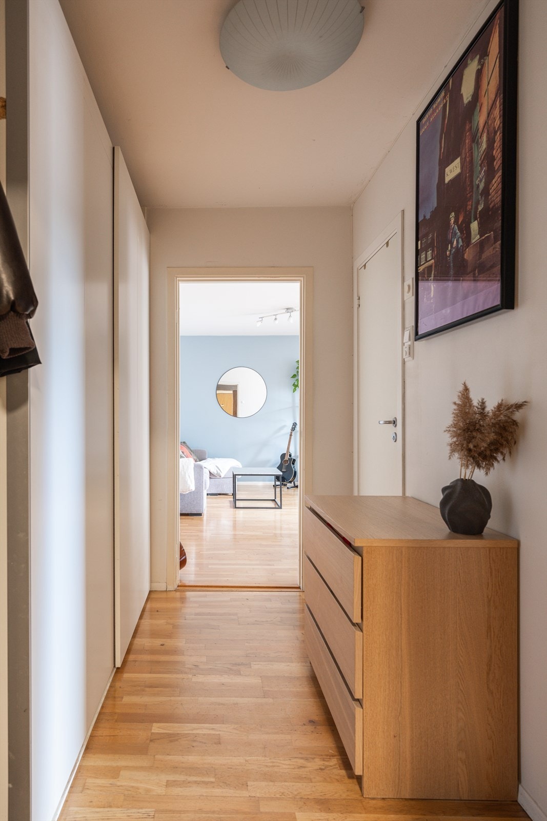 Praktisk entré/gang med stor skyvedørsgarderobe. Galleribilde