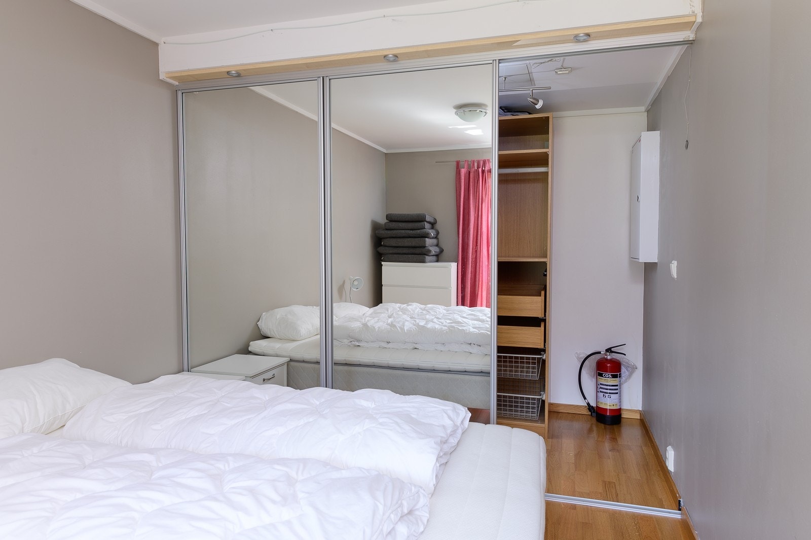 Soverommen har seng, nattbord, kommode og stor garderobe. Galleribilde