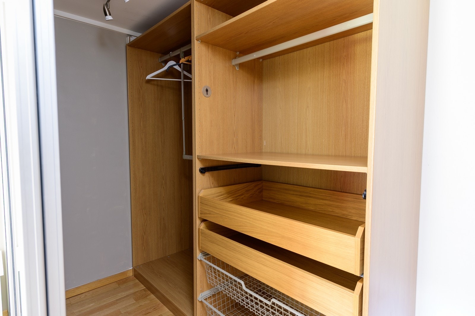 Garderobe. Galleribilde