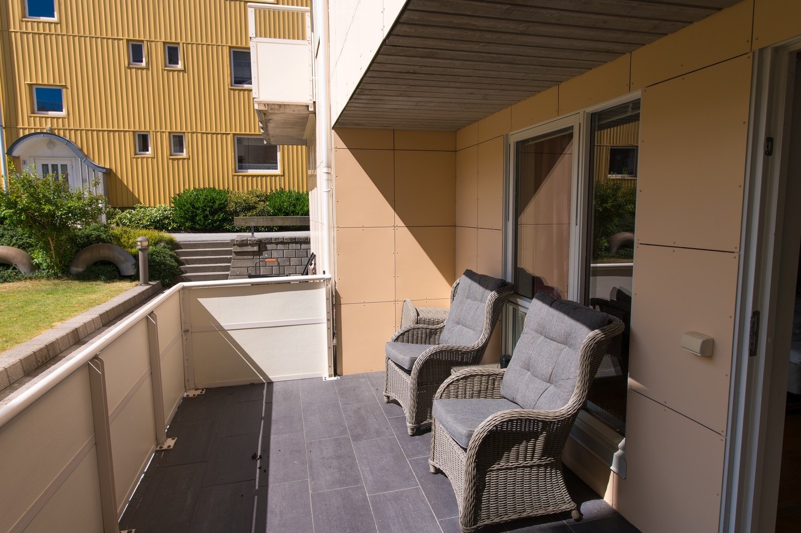 Fin terrasse med fliser på gulvet. Galleribilde