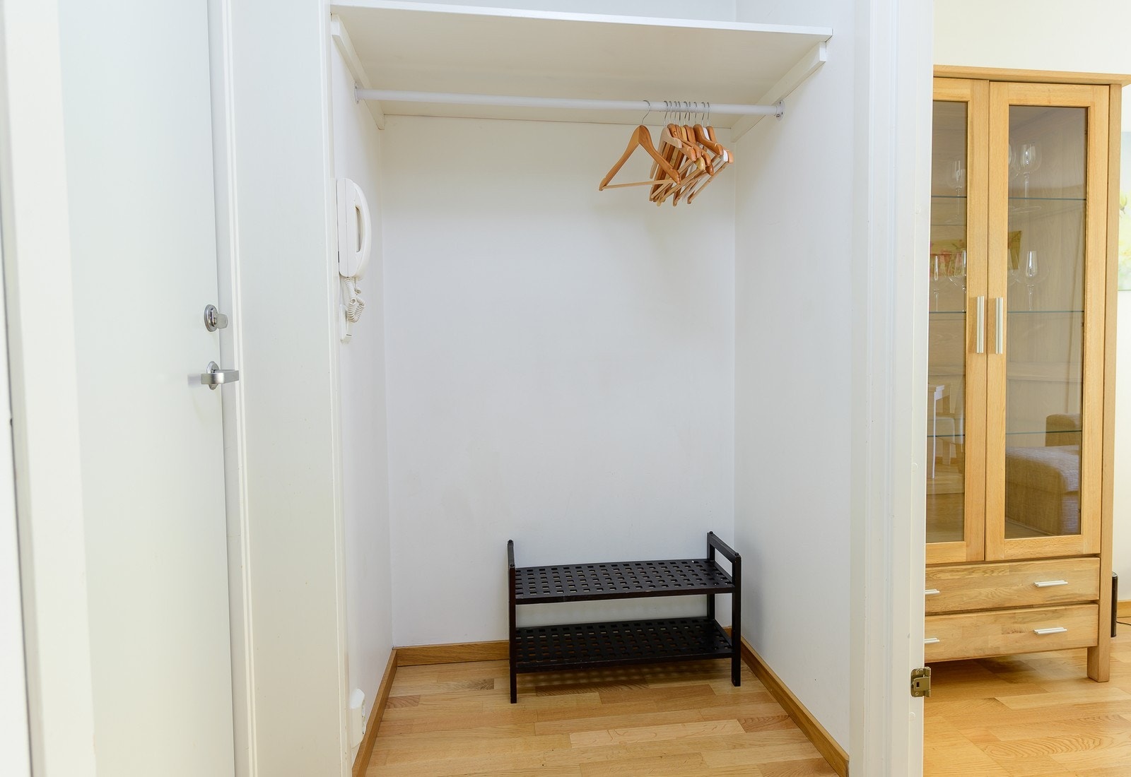 Lys og pen entré med oppheng til jakker og skohylle. Galleribilde