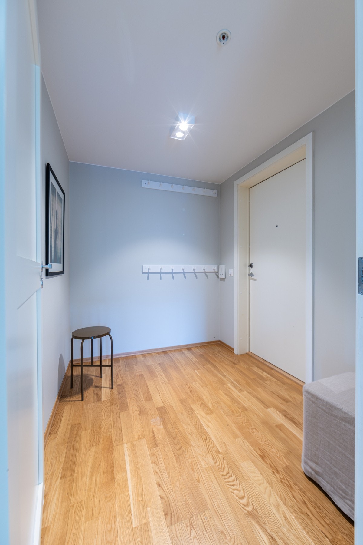 Stor entré med gode oppbevaringsmuligheter. Galleribilde