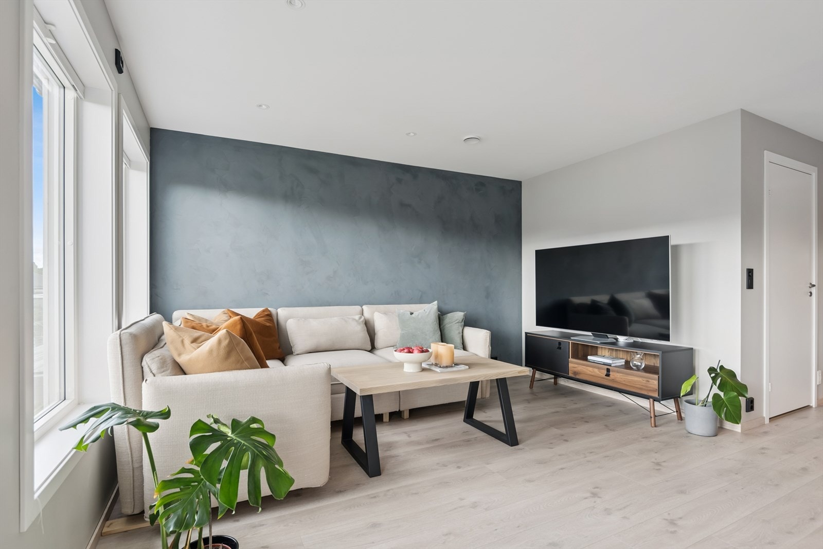 Stuen har store vindusflater som gir rikelig med naturlig lys og en luftig atmosfære. Galleribilde