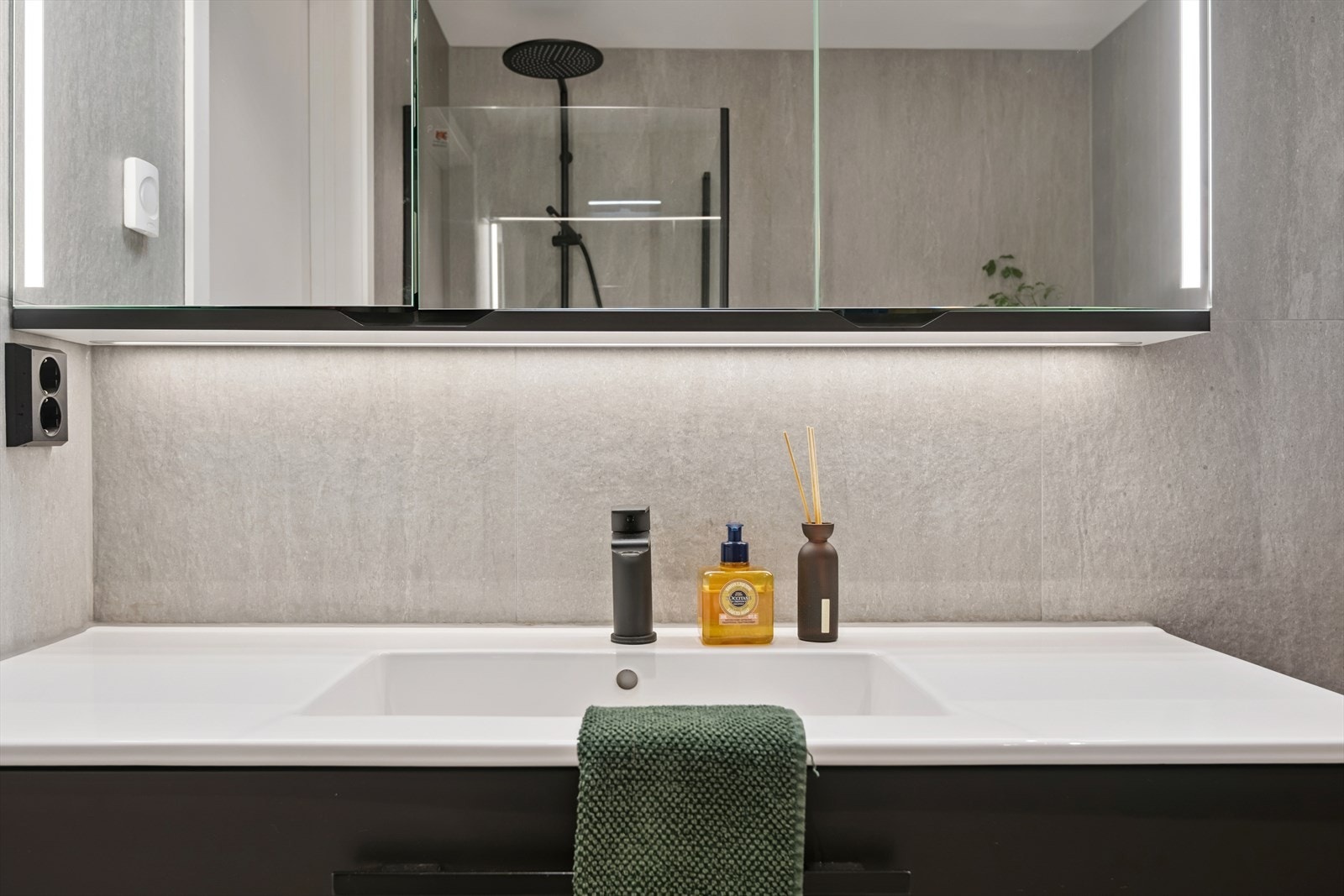 Her er det vannbåren gulvvarme for økt komfort, samt opplegg for vaskemaskin. Galleribilde