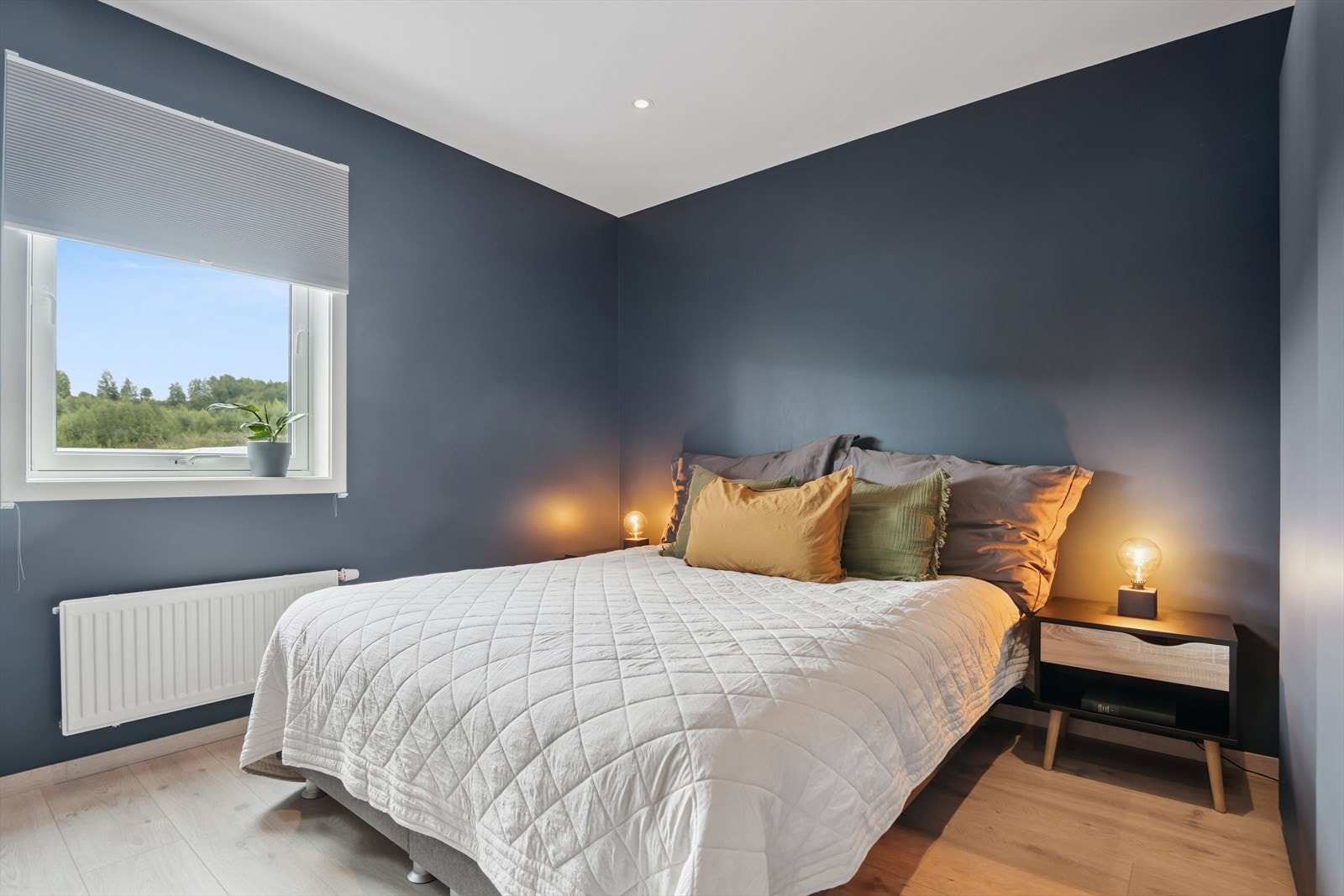 Hovedsoverommet har god plass til dobbeltseng og garderobeløsning. Galleribilde