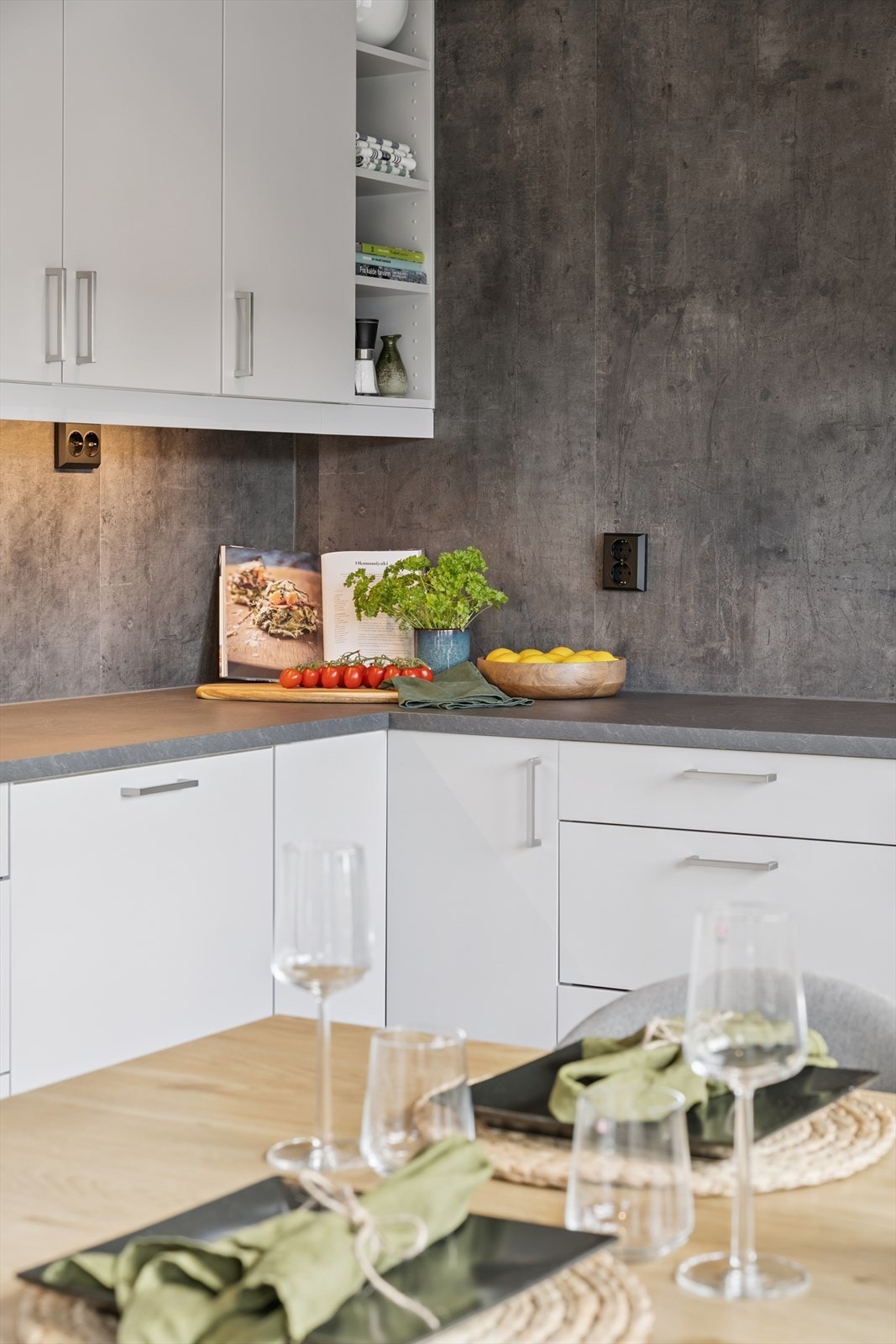 Detaljene, som underbelysning og åpne hyller, bidrar til en god atmosfære. Galleribilde