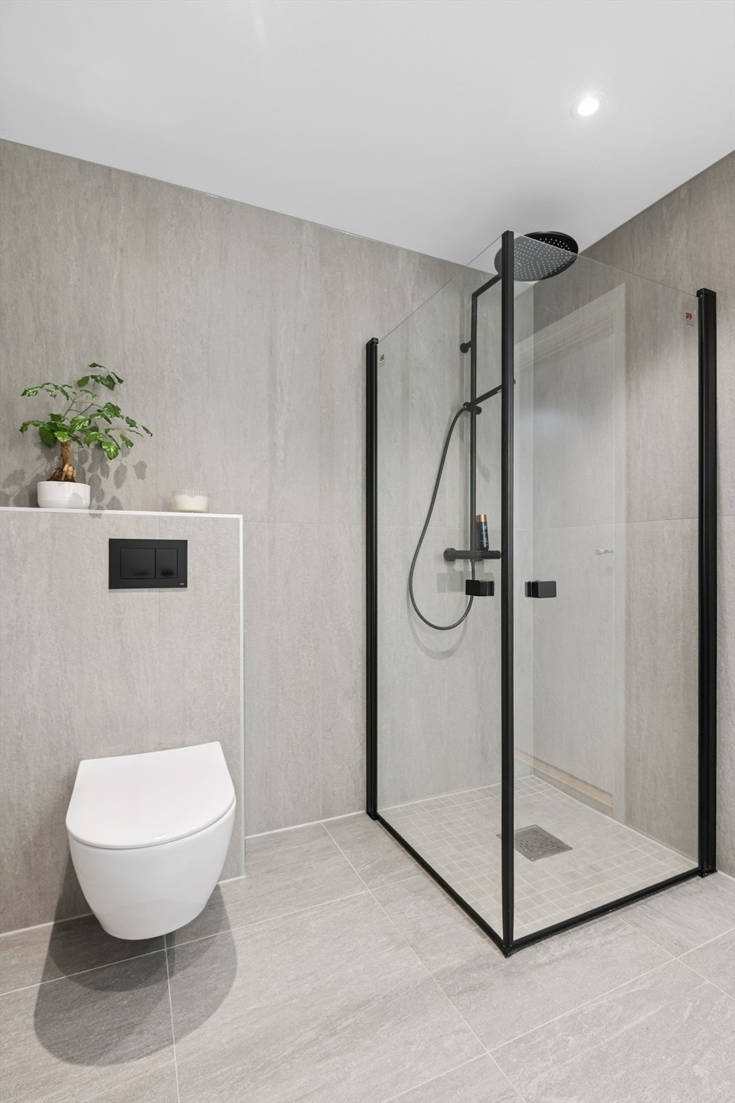 Dusjhjørne med innfellbare glassdører og nedfelt dusjgruve for et stilrent uttrykk. Galleribilde