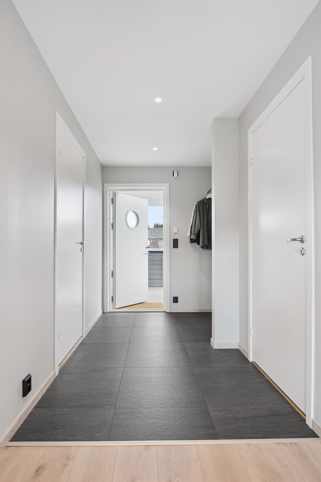 Fra gangen er det tilgang til leilighetens øvrige rom, inkludert en praktisk innvendig bod. Galleribilde