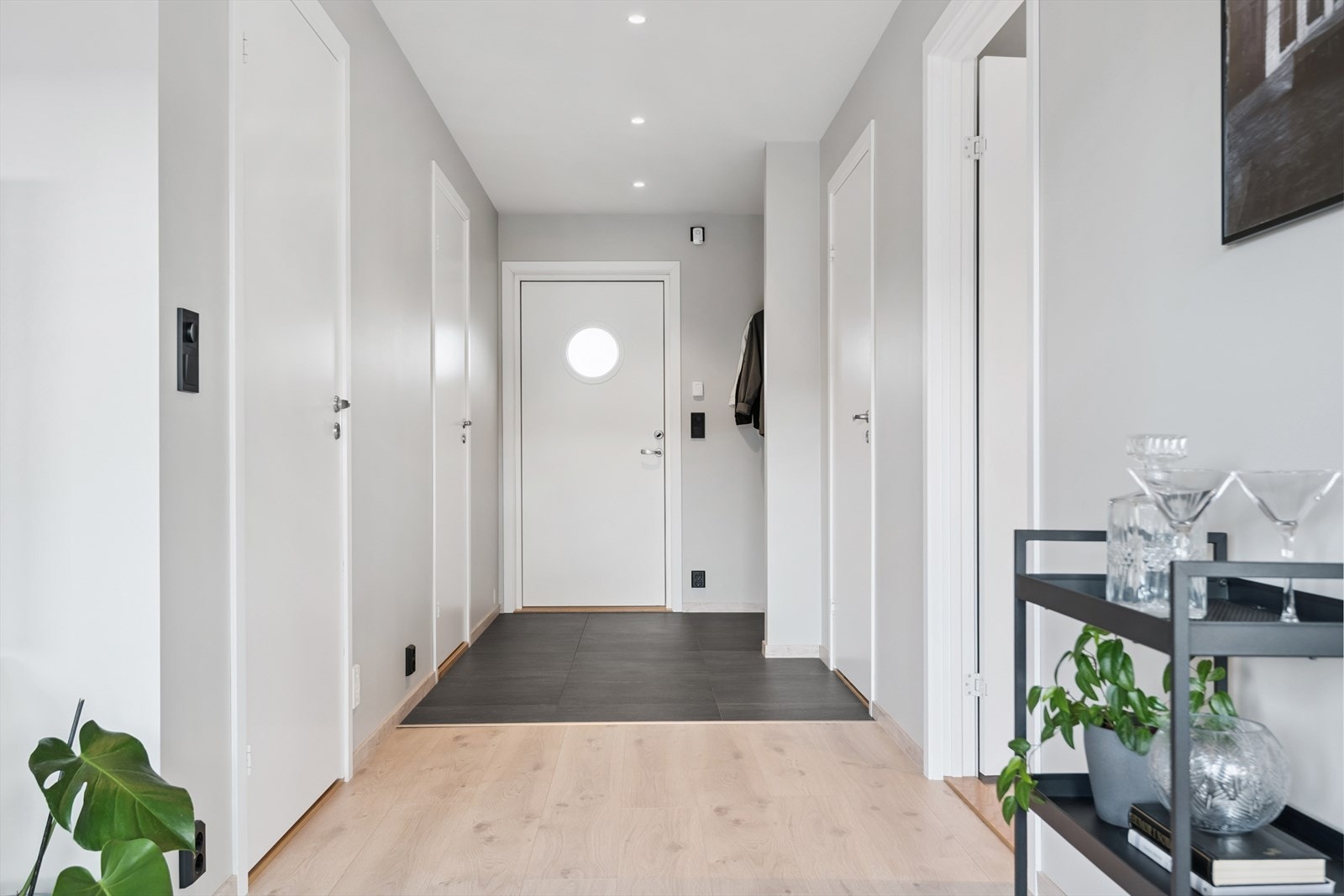 Velkommen inn i en lys entré med praktisk flislagt gulv med vannbåren gulvvarme. Galleribilde