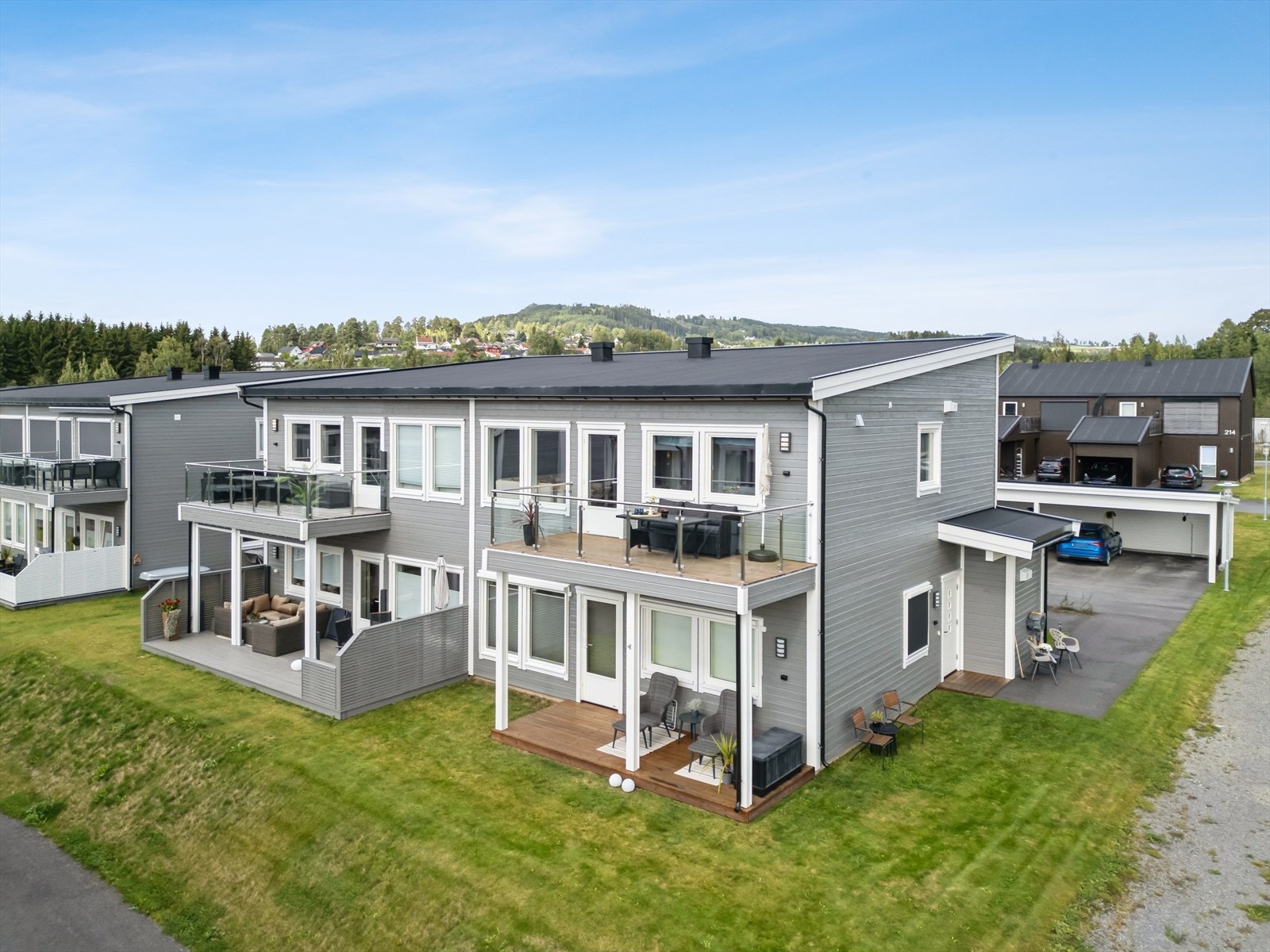 Sameiet består av 20 boligseksjoner med felles, asfalterte gårdsplasser. Galleribilde