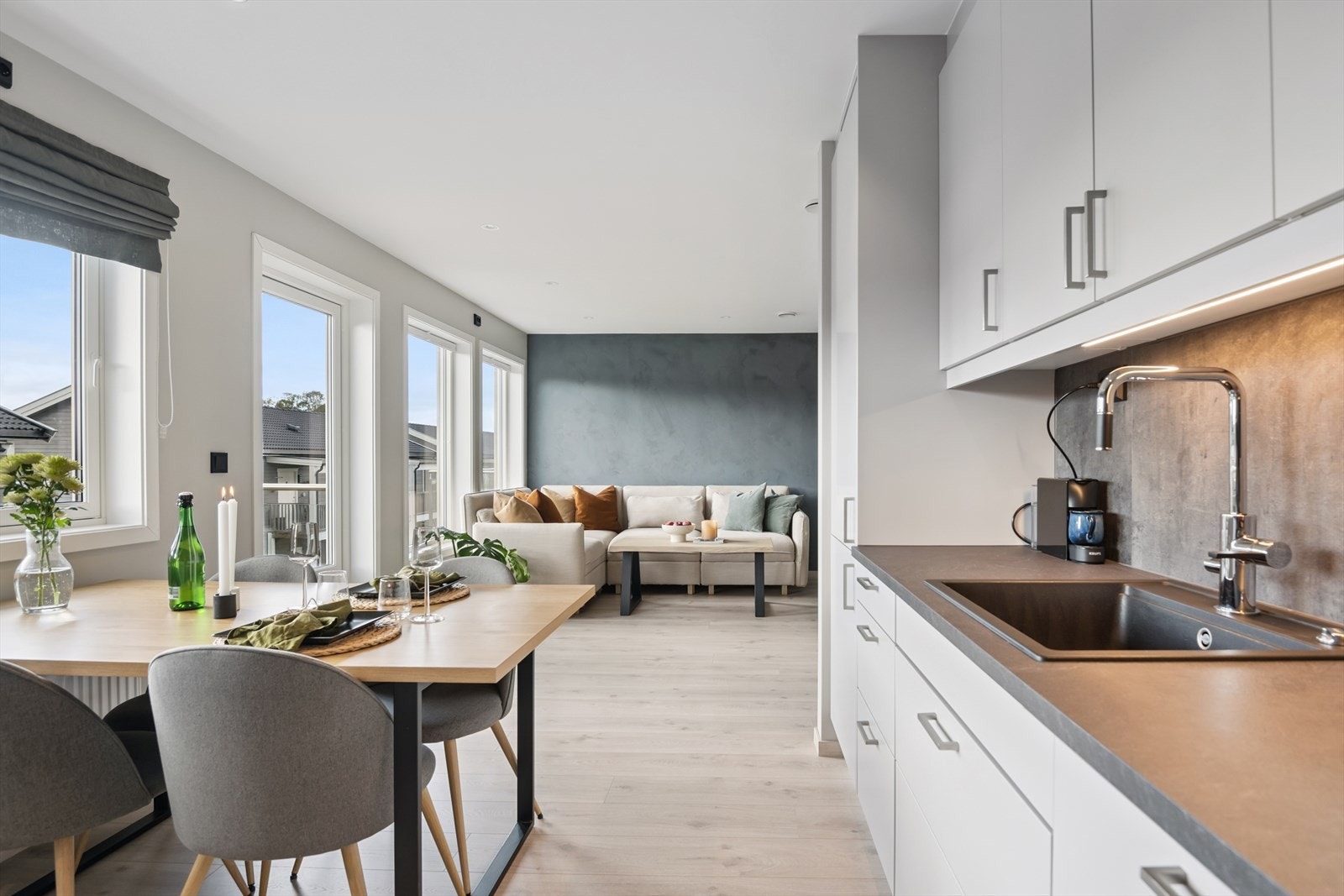 Den sosiale sonen binder stue og kjøkken sammen på en naturlig måte. Galleribilde