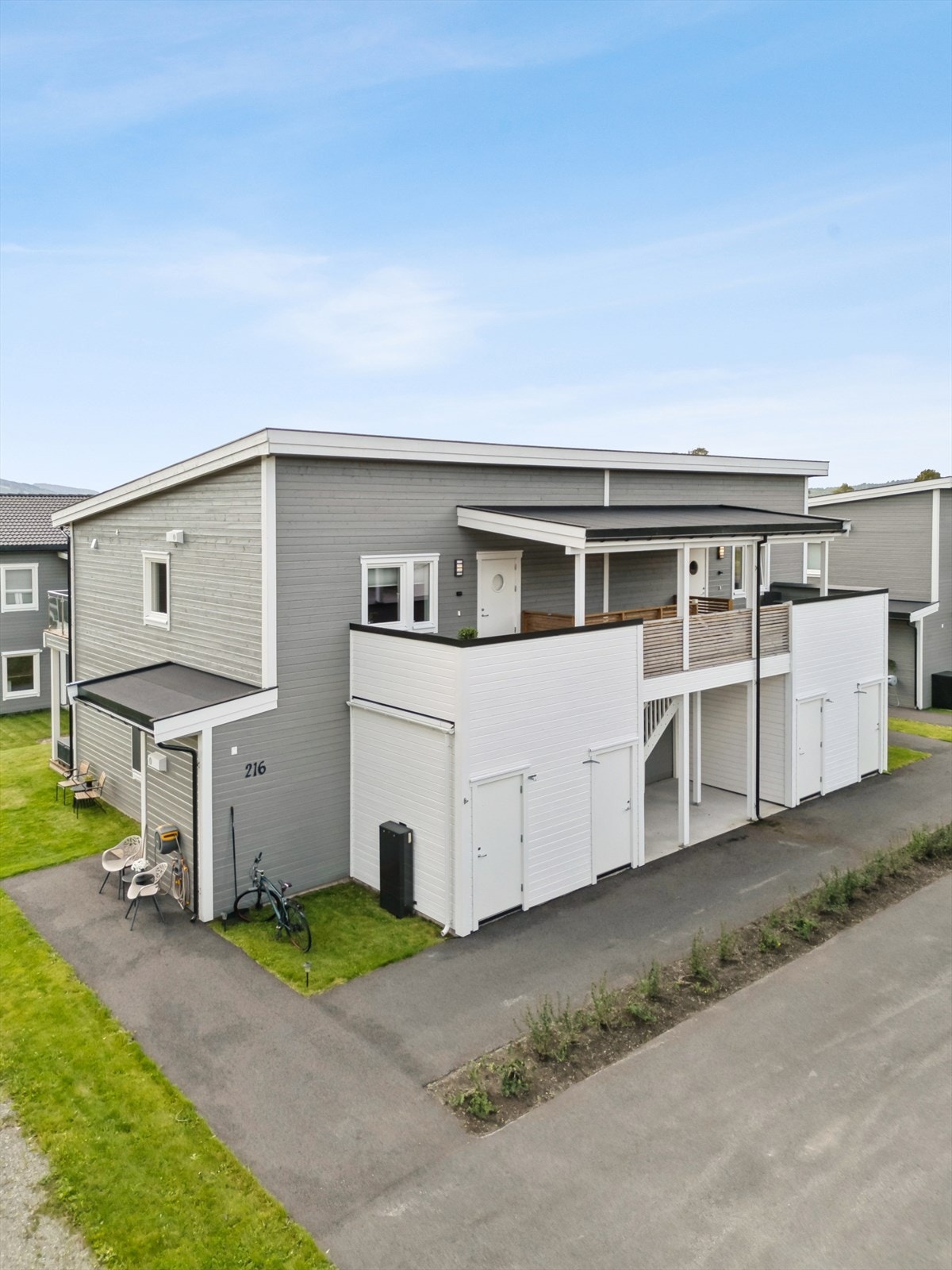 Bygget har en malt ytterdør med glassfelt og tilhørende utvendig bod. Galleribilde