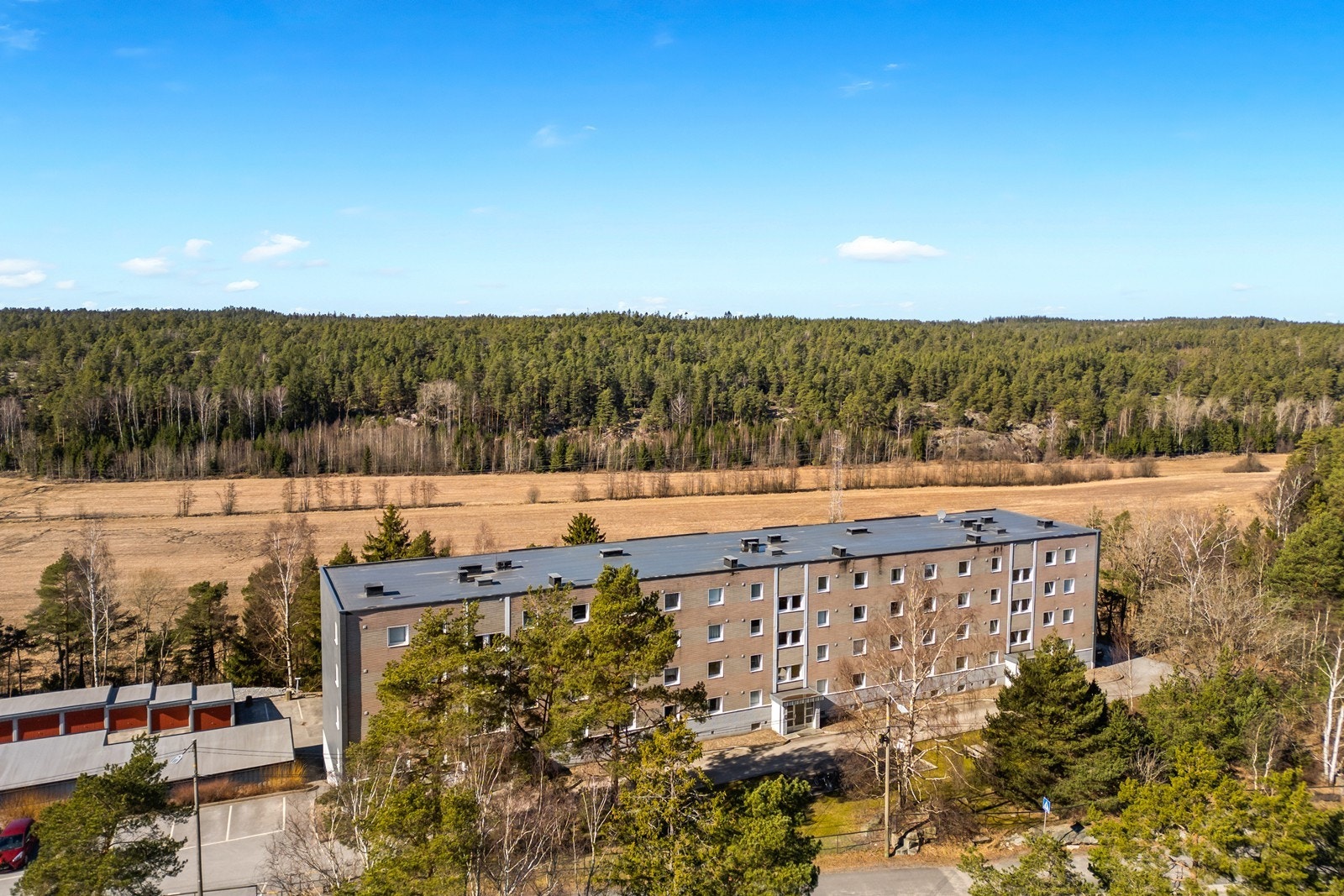 Eiendommen ligger i et etablert og rolig område med umiddelbar nærhet til skog og mark. Galleribilde