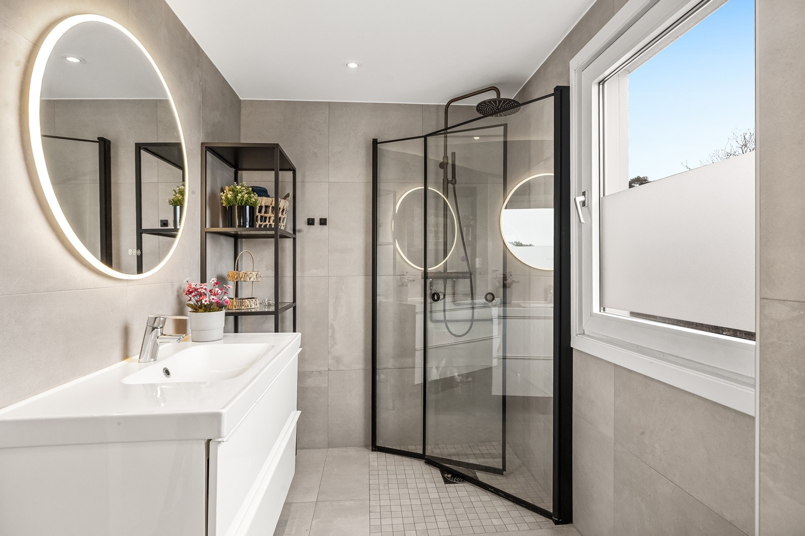 Badet ble pusset opp i 2019 i regi av borettslaget. Moderne fliser, dusjhjørne og elektrisk gulvvarme. Galleribilde