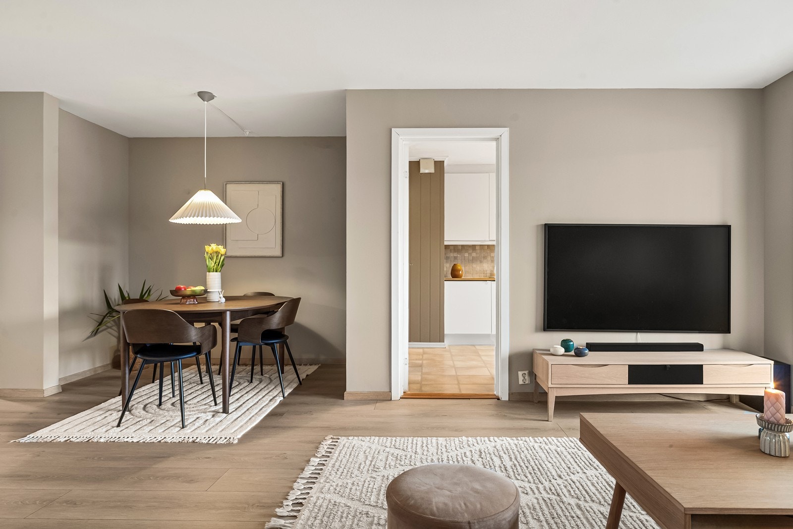 Stuen har en åpen og sosial planløsning med god plass til både sofagruppe og spisebord. Galleribilde