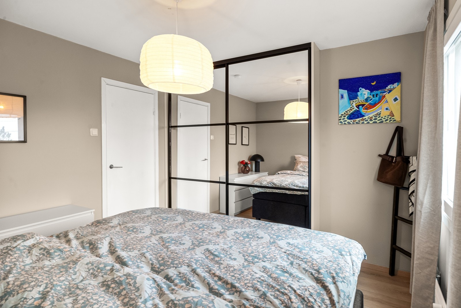En praktisk skyvedørsgarderobe med speilfronter gir rikelig med oppbevaringsplass. Galleribilde