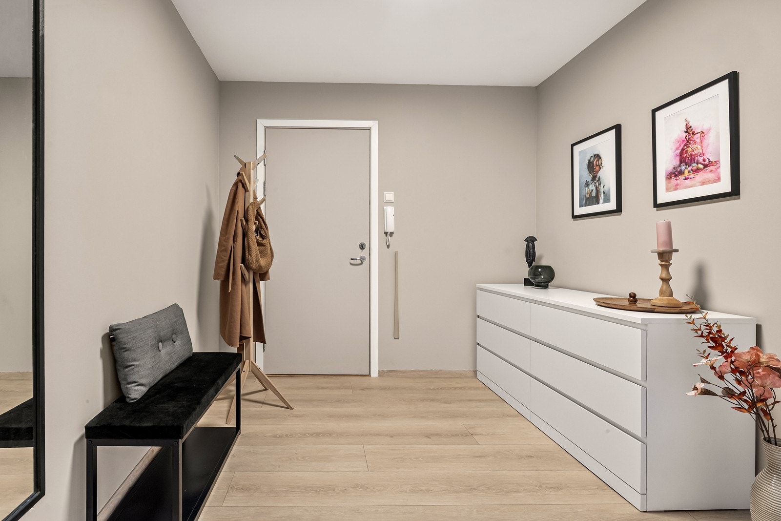 Romslig entré med god plass til oppbevaring av yttertøy og sko. Galleribilde