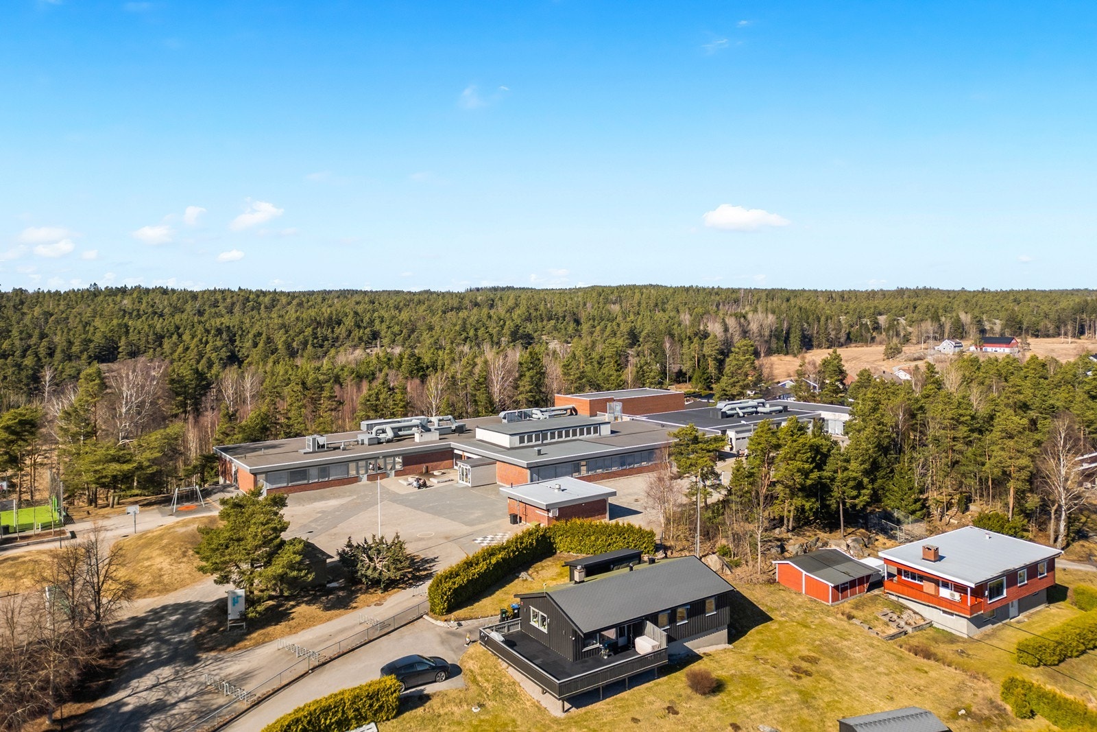 Kort gangavstand til både Hauge skole (1-7. trinn) og Haugeåsen ungdomsskole (8-10. trinn). Galleribilde
