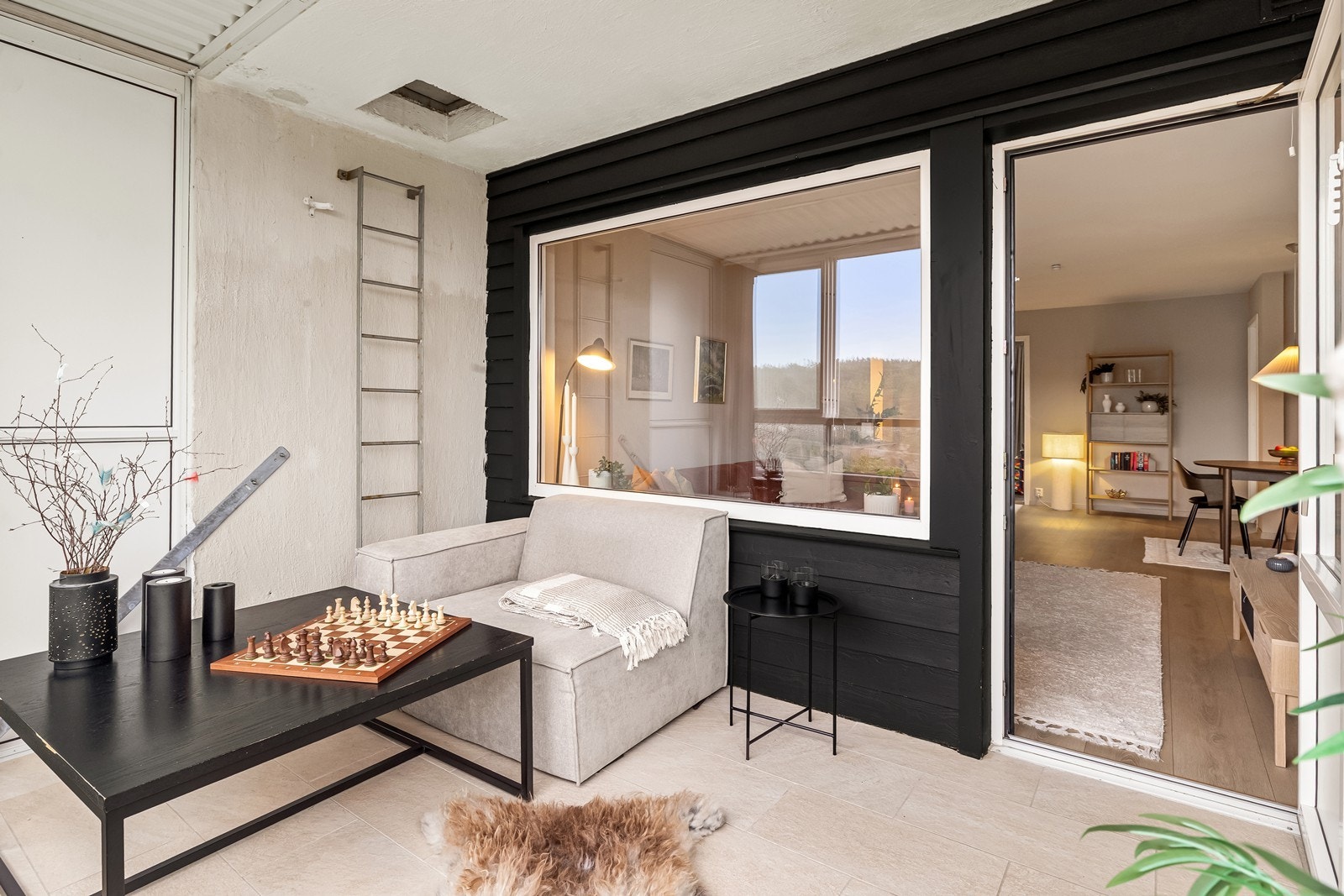 Den vestvendte balkongen har skyvbare glassfelt som gir fleksibel bruk. Galleribilde