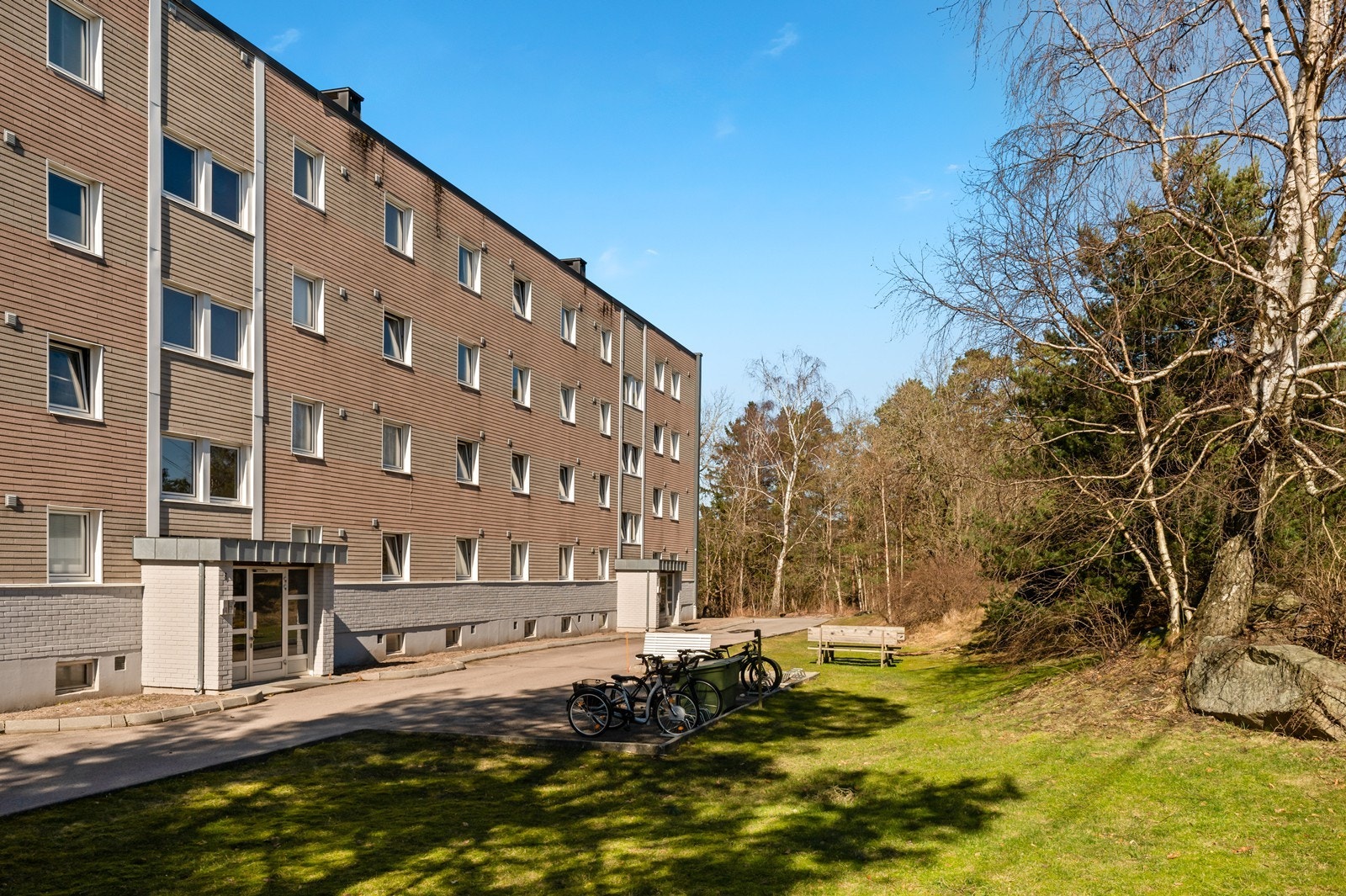 Haugåsen Borettslag består av 62 enheter og har velholdte fellesområder med plen og sittegrupper. Galleribilde