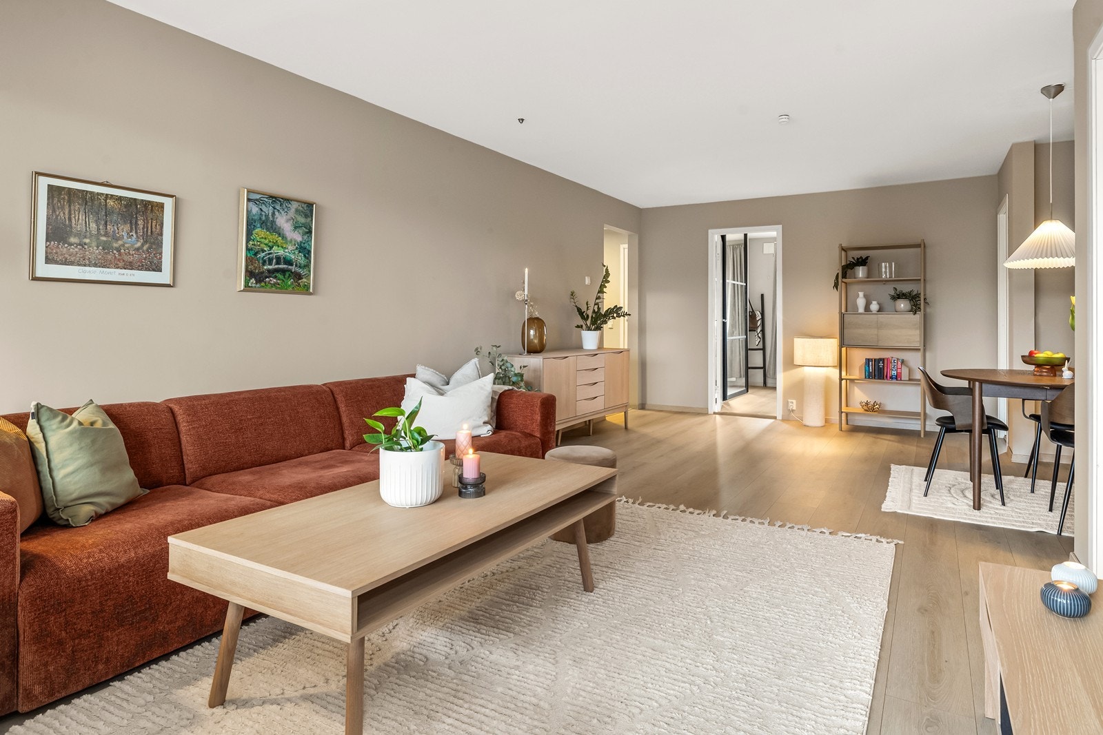 Store vindusflater gir rikelig med naturlig lys. Galleribilde
