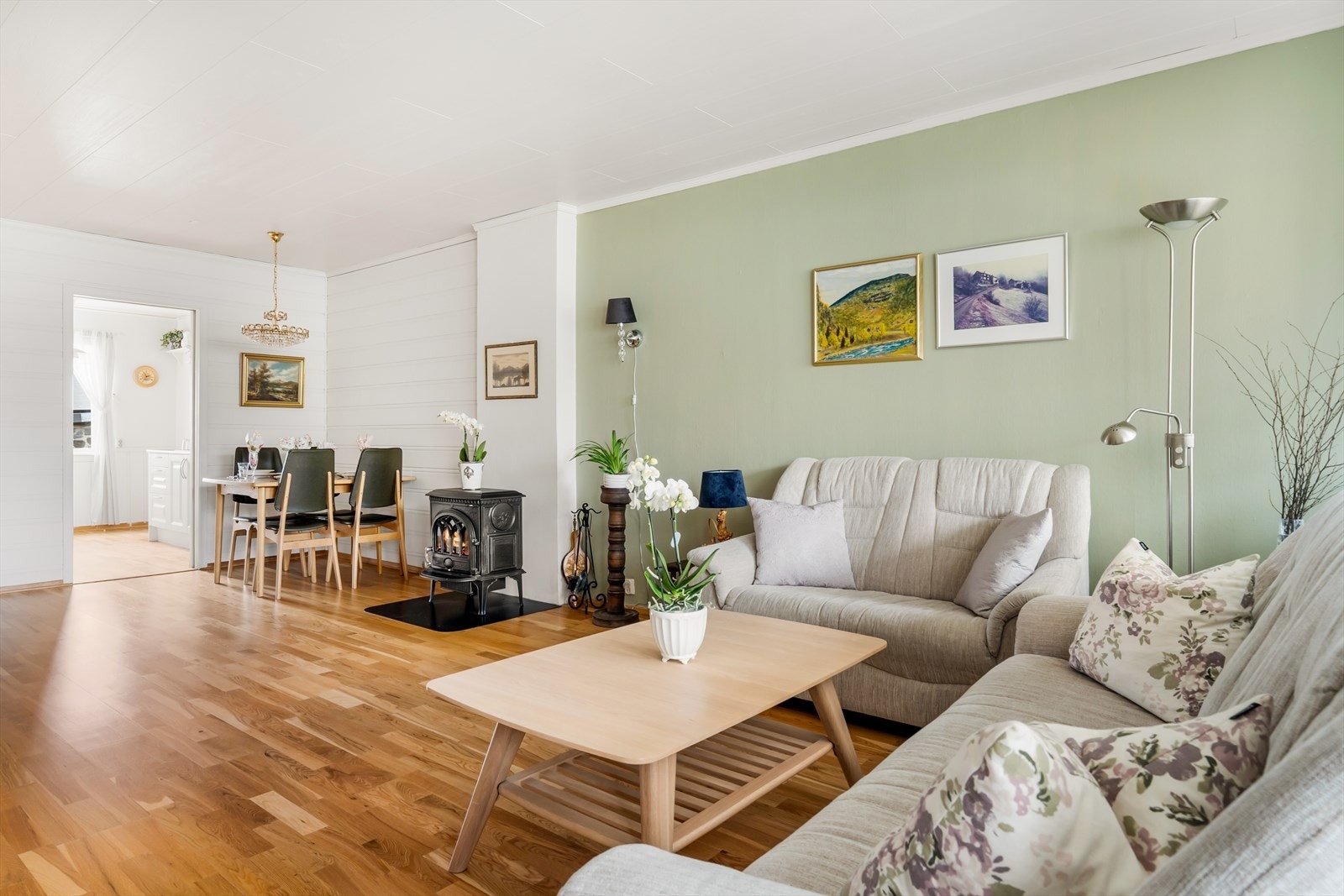 Stor og romslig stue med god plass til spisegruppe og sofakrok. Galleribilde
