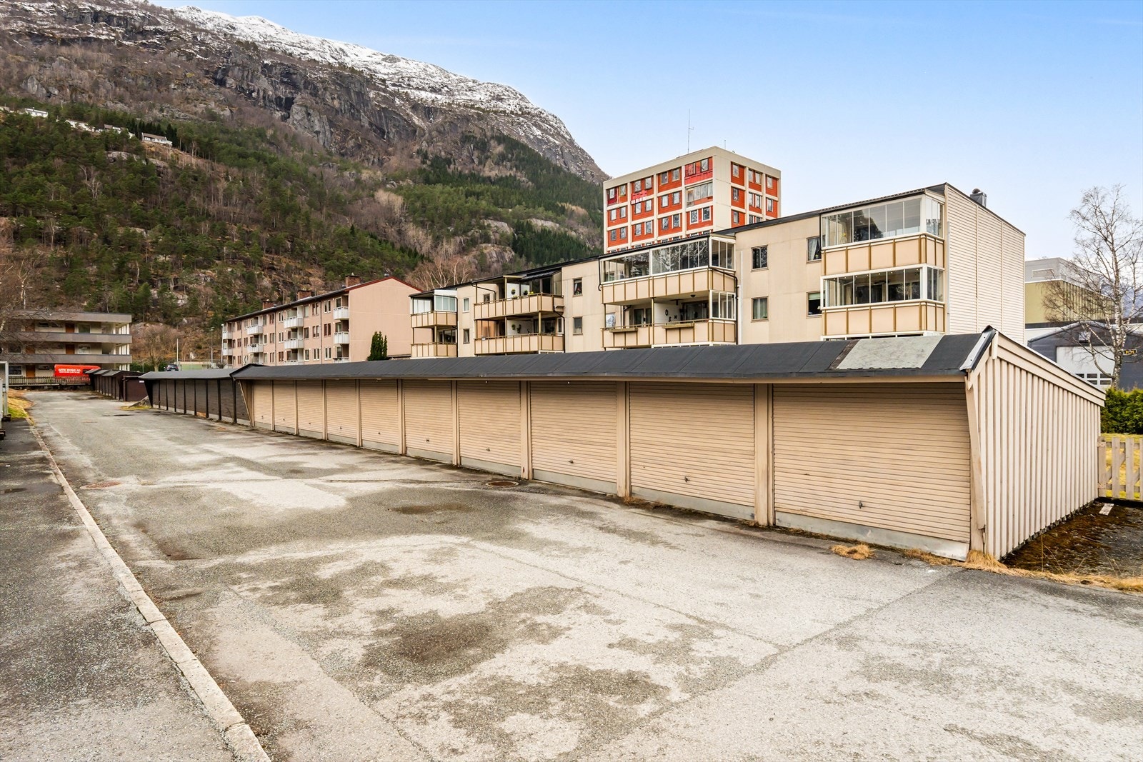 Parkeringsplass i garasje. Galleribilde