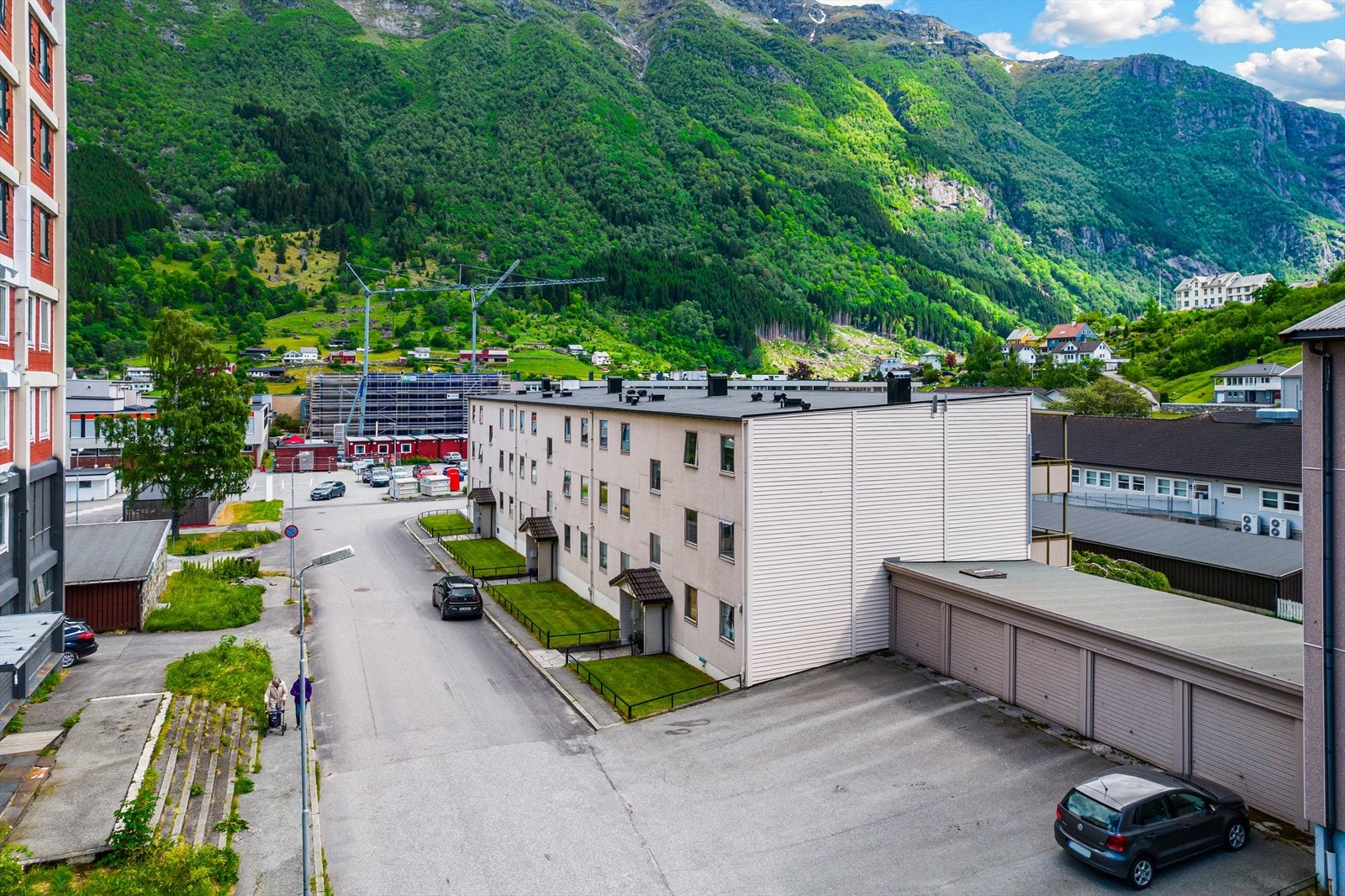 Eidesbrotet 8 ligger i et stille og etablert boligområde på Eide, kun en kort kjøretur fra Odda sentrum. Galleribilde