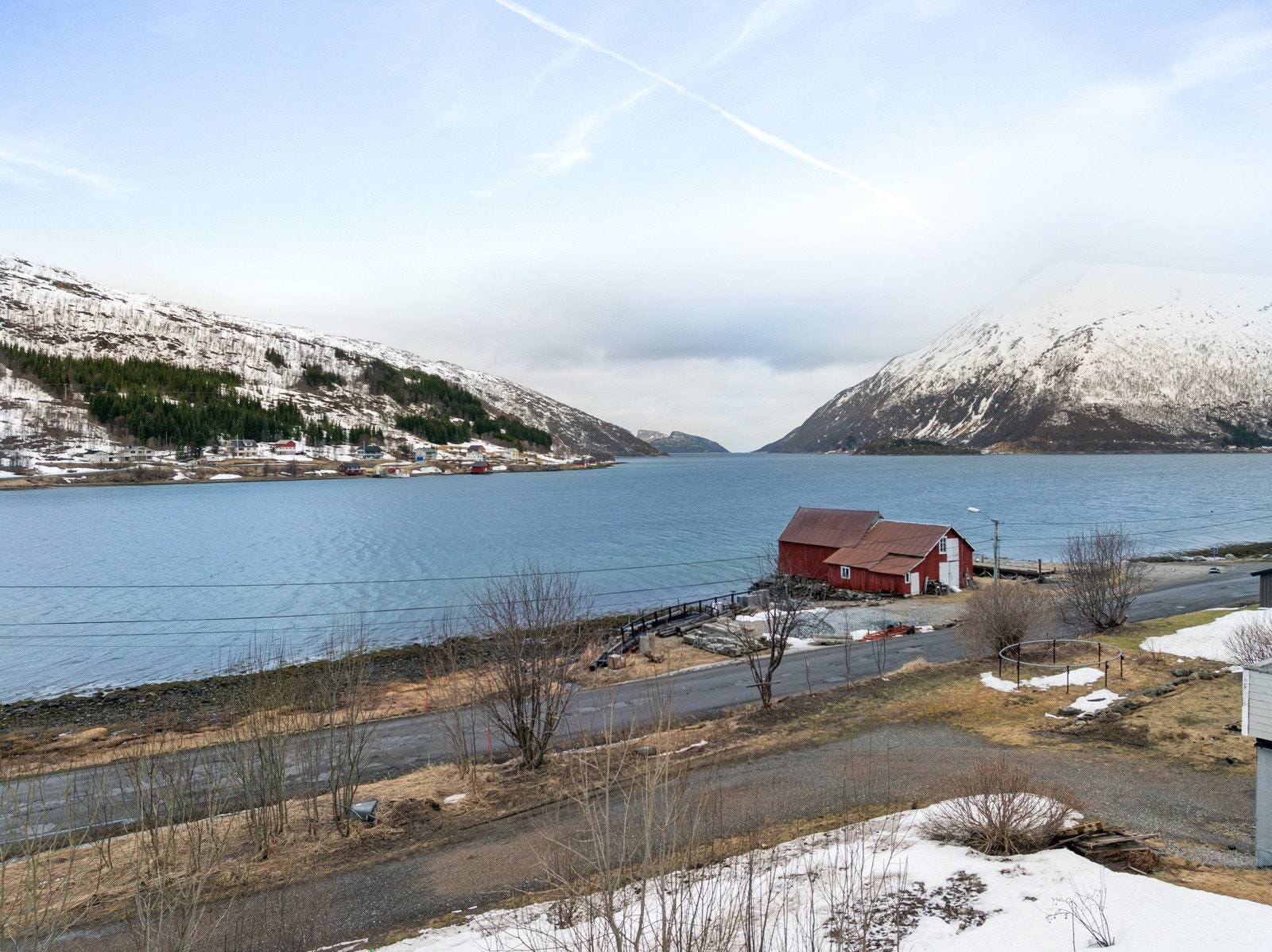 Nærhet til fine turløyper, grusbane og aktivitetshall.