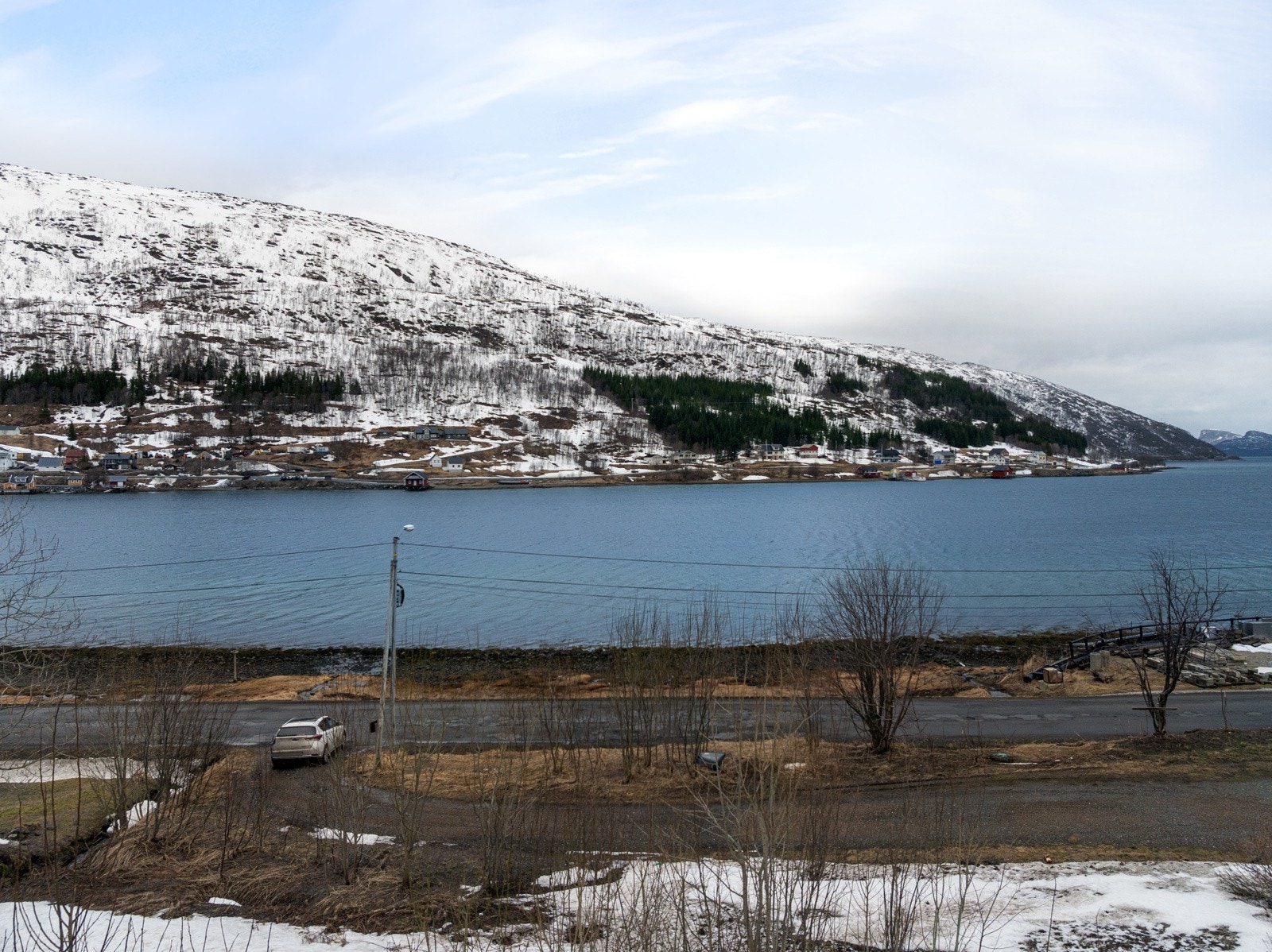 Ca. 36 km til Tromsø hvor du finner de fleste fasiliteter, her kan nevnes kjøpesenter, kino, flyplass, treningssenter m.m.