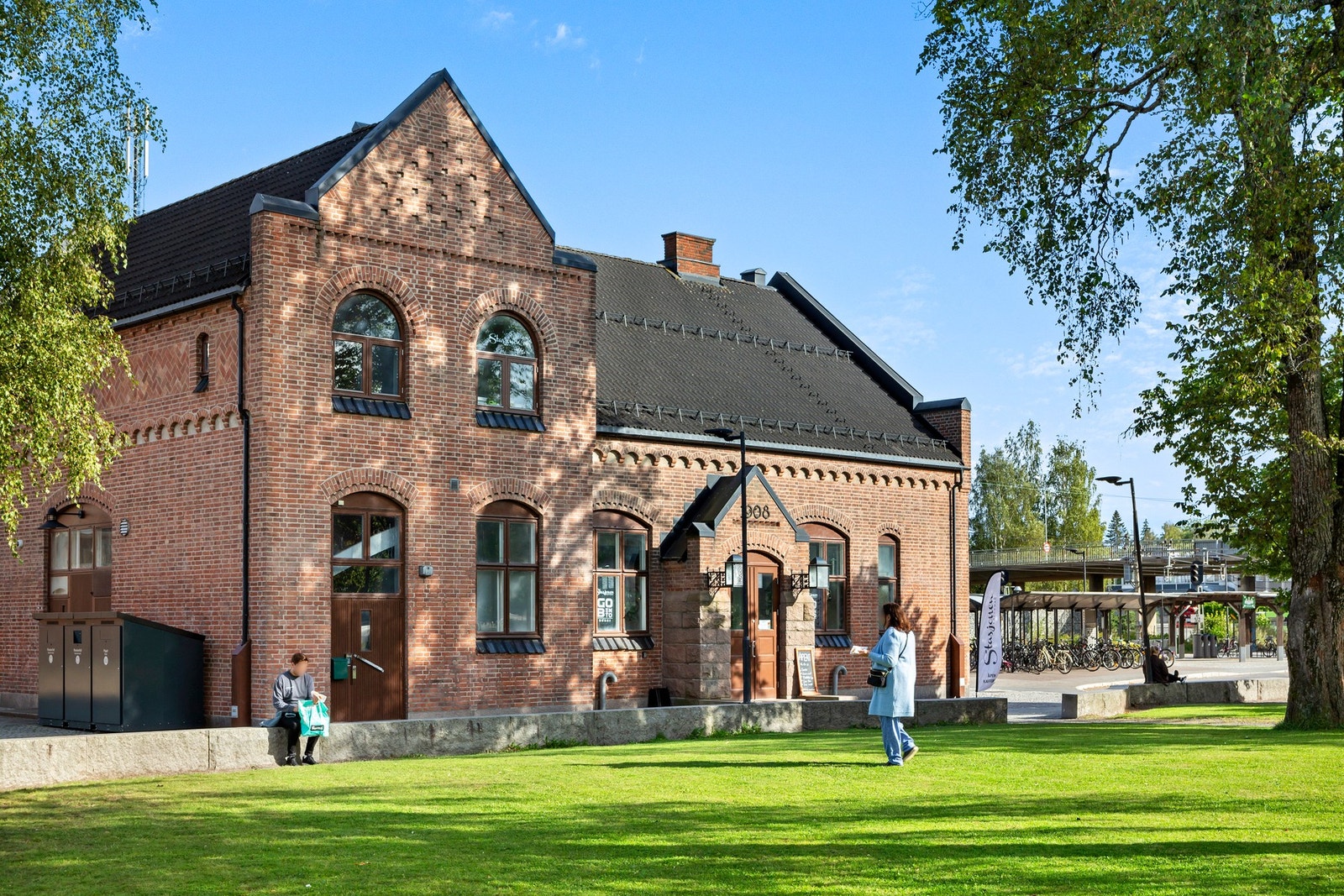 Kort vei til togstasjon og buss med gode kollektivforbindelser Galleribilde