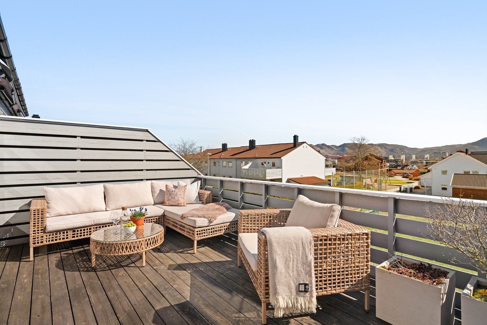 Fra stuen er det utgang til en herlig balkong hvor det er god plass til utemøbler - perfekt for sosiale sammenkomster. Galleribilde