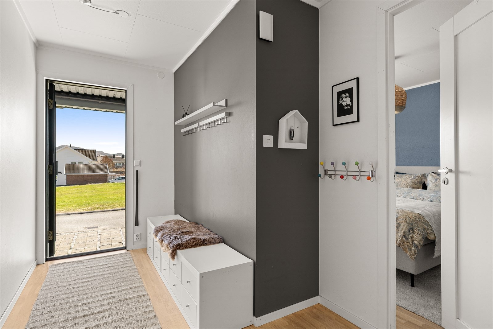 I første etasje har vi soveromsfløyen som består av 3 soverom, samt et bad. Galleribilde