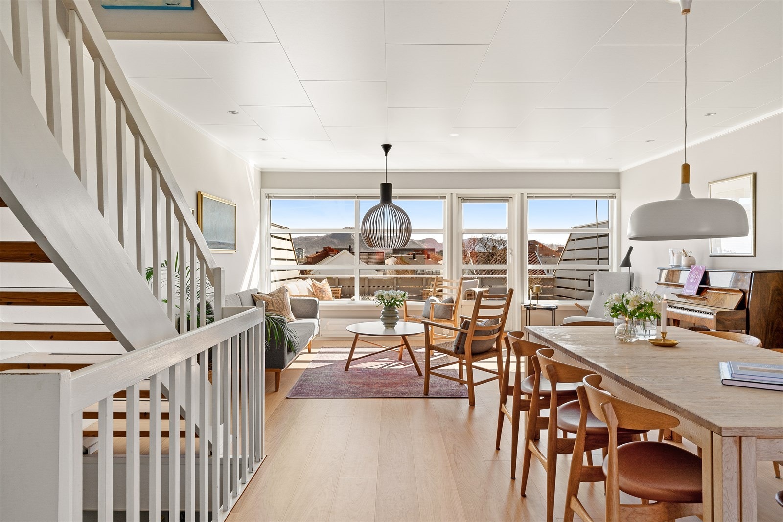 Stuen har store vindusflater som slipper inn rikelig med lys. Galleribilde