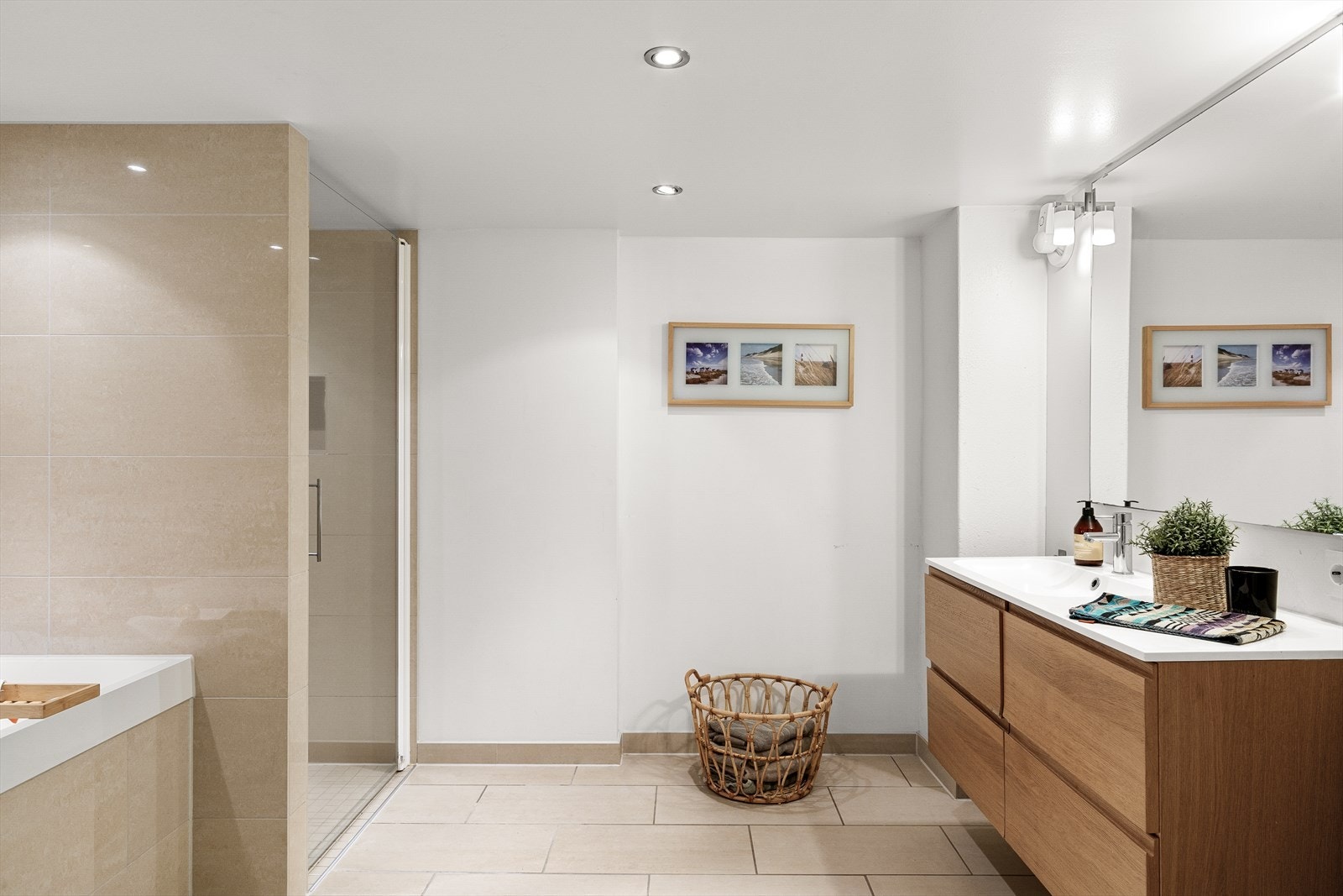 Badet er lekkert med fliser på gulv og deler av vegger. Galleribilde