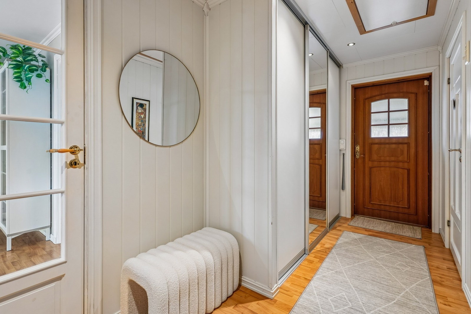 Lys entré med skyvedørsgarderobe med god plass til ytterklede og tilbehøyr Galleribilde