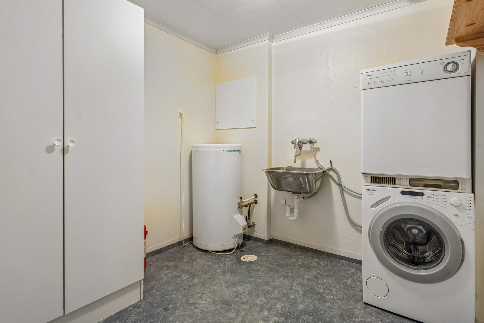 Romsleg vaskerom i underetasjen. Kjekt å sleppe å ha klesvasken på badet Galleribilde