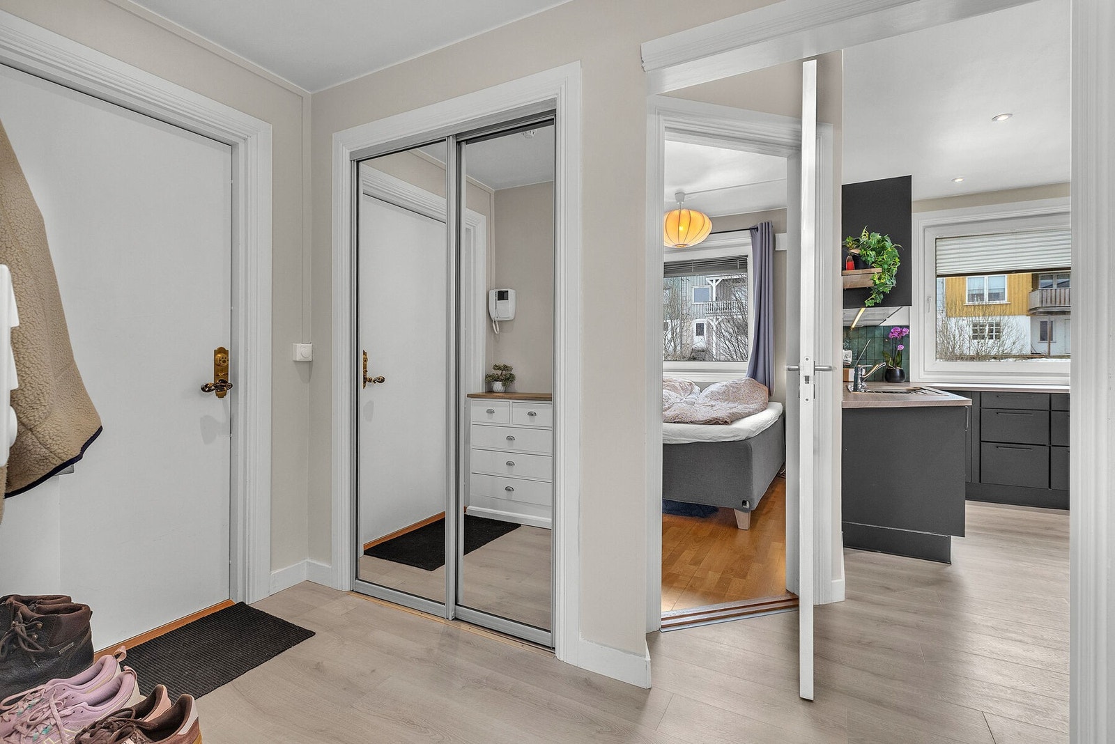 Gang med skyvedørsgarderobe Galleribilde