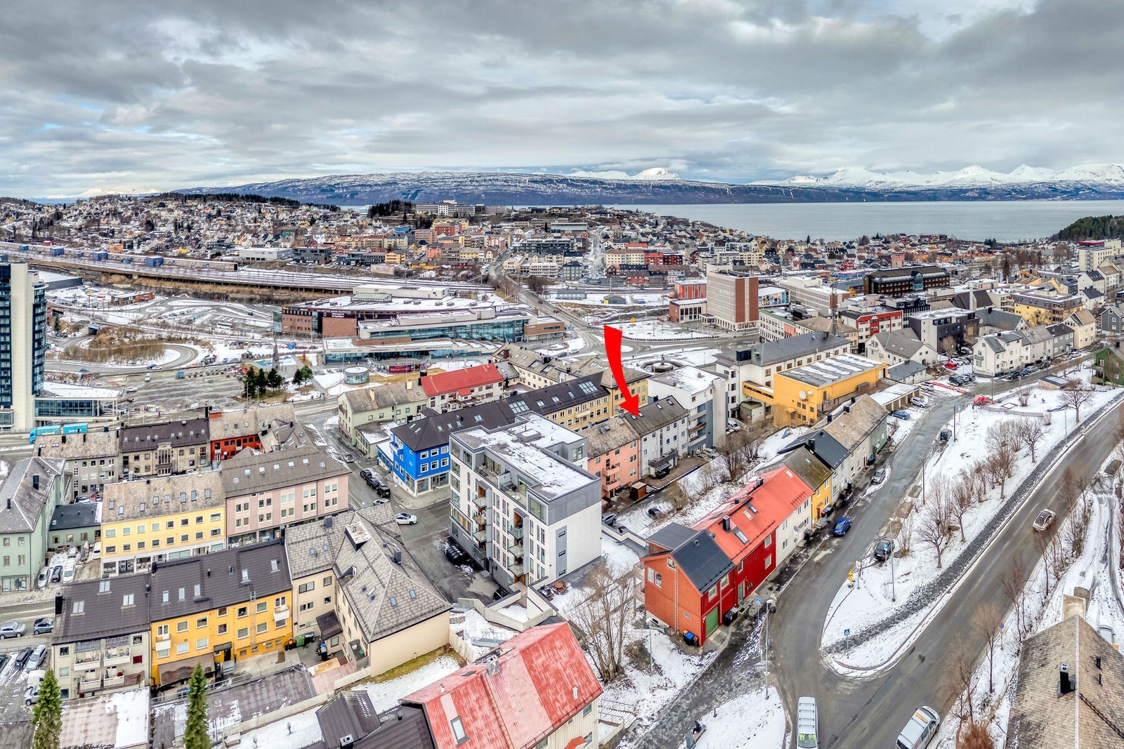 Eiendommen ligger svært sentralt med gangavstand til alle sentrumsfasiliteter. Galleribilde