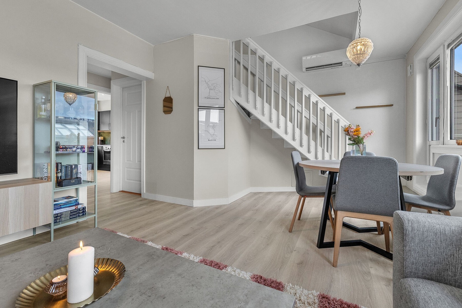 Stue med trapp til plan 2 og utgang til terrasse Galleribilde