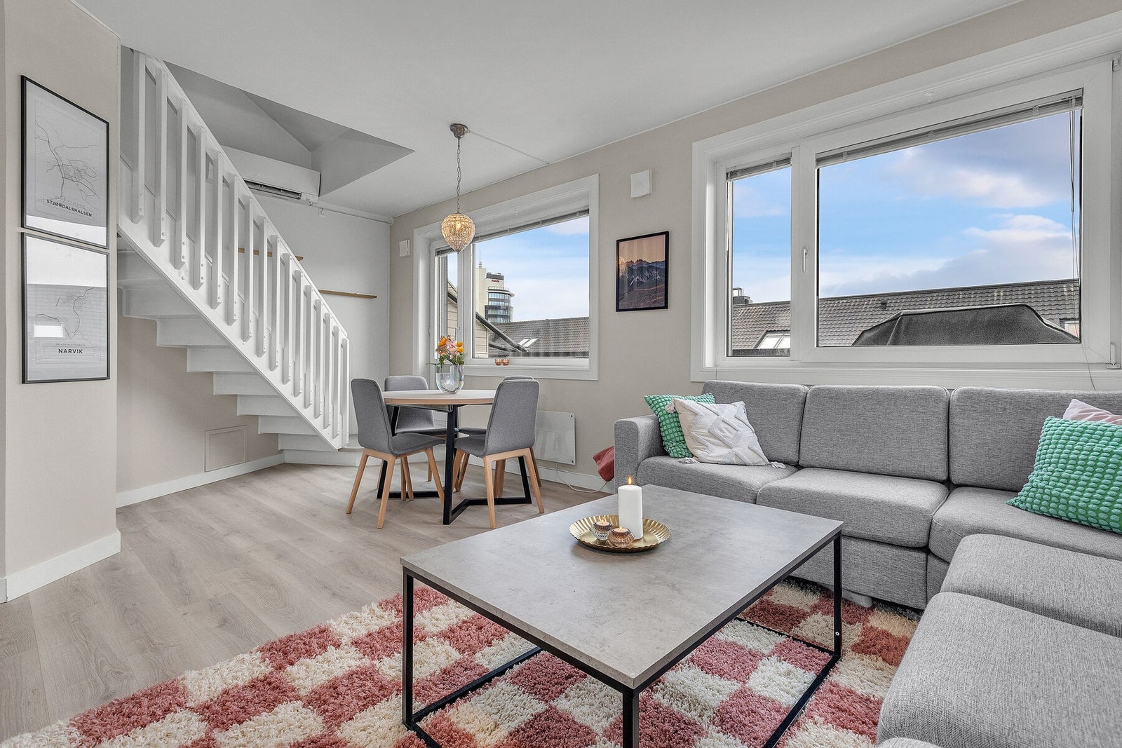 Meget tiltalende sentrums leilighet på 2 plan. Utgang fra stuen til terrasse med gode solforhold. 2 soverom. Loftstue, Pent helfliset bad. Loftstue og WC-rom. Carport med EL- bil lader. Foto: Kalle Punsvik Galleribilde
