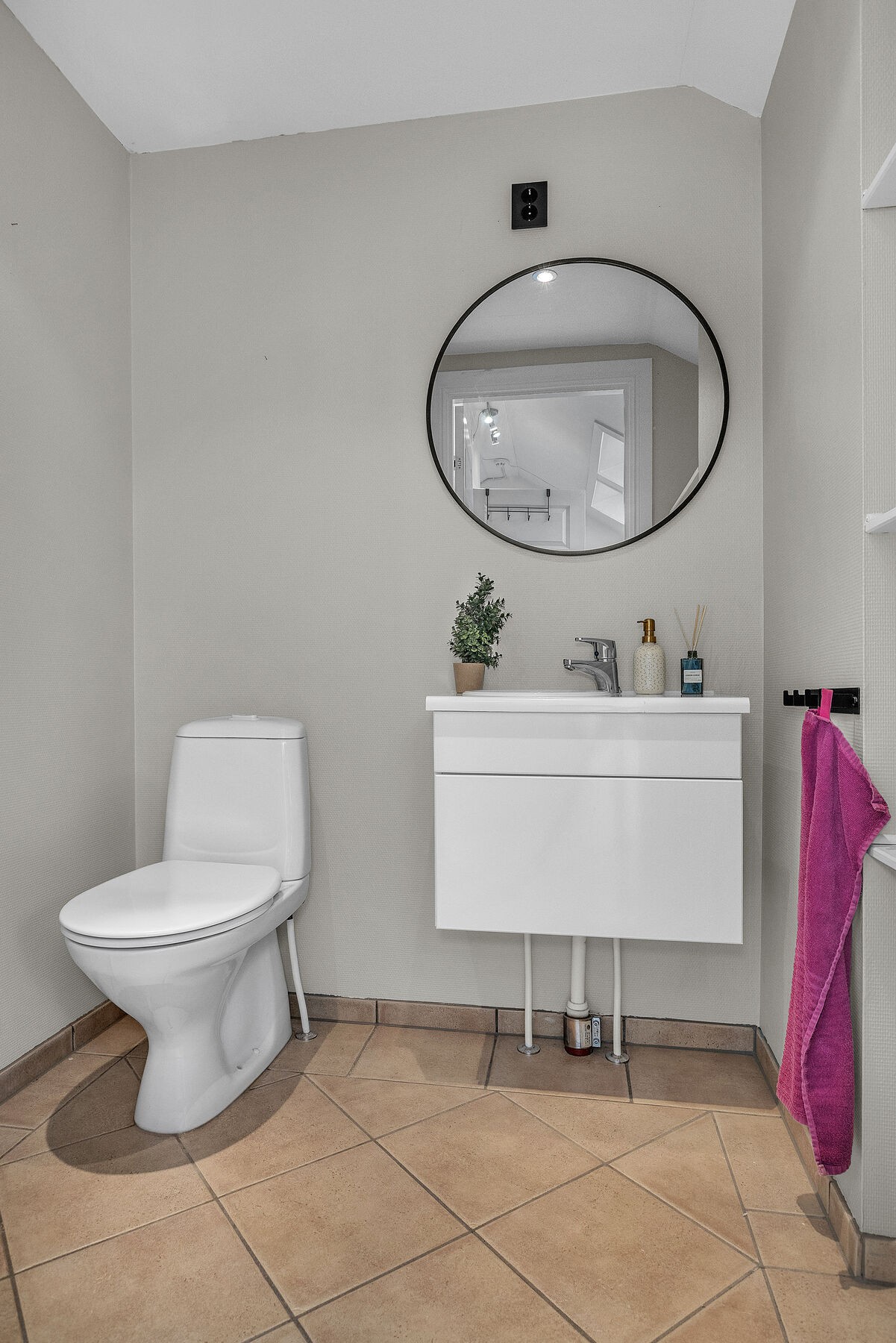 Loftsetasje - WC-rom med servant Galleribilde