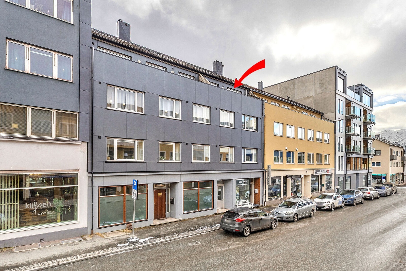 Leiligheten ligger sentralt i Dronningens gate. Inngang fra forsiden og Inngang fra carport i 2.etg. på baksiden. Galleribilde