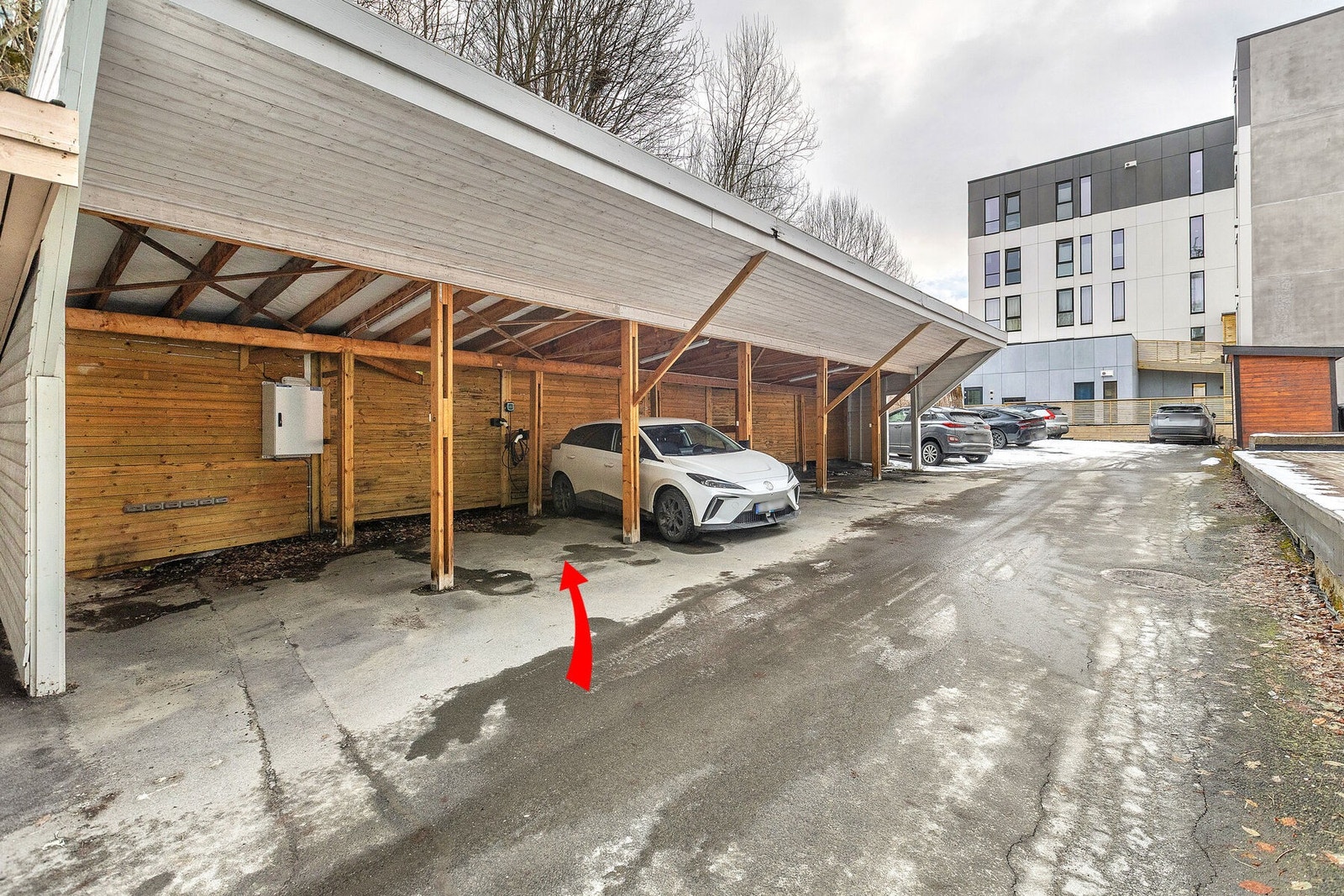 Carport med hvitevarer Galleribilde