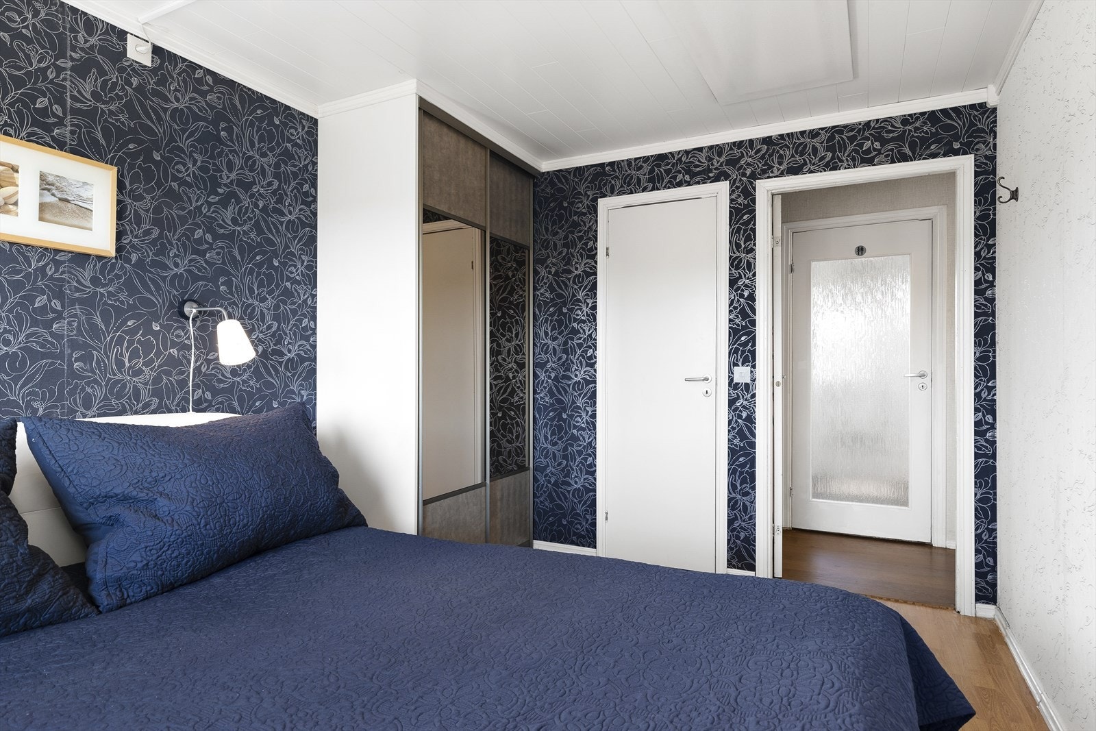 Hovedsoverommet har god plass for stor dobbeltseng og nattbord, og er innredet med skyvedørsgarderobe. Galleribilde