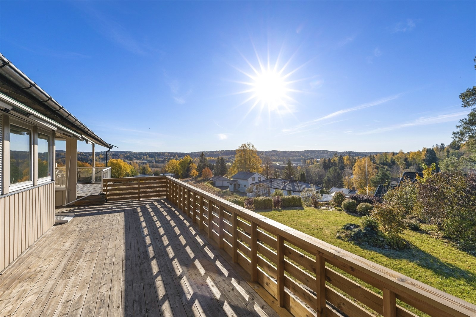 Terrasse på ca 60 m² med tilgang fra begge stuene oppe. Galleribilde