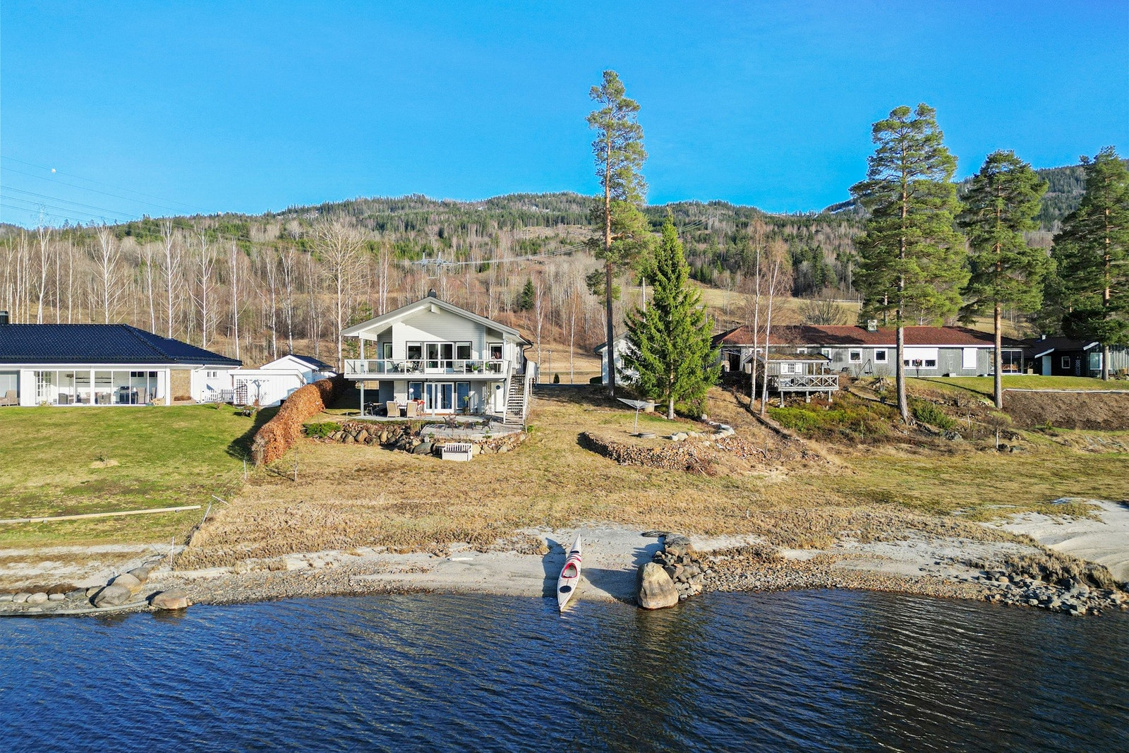 Idyllisk beliggende langs Tyrifjorden. Begynnelsen av Finnemarka i bakgrunnen. Galleribilde