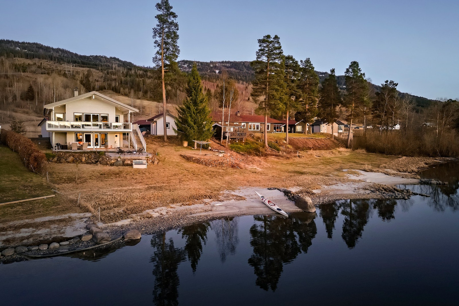 Velkommen til Askimjordet 18.
Attraktiv strandeiendom beliggend ei blindvei. Galleribilde