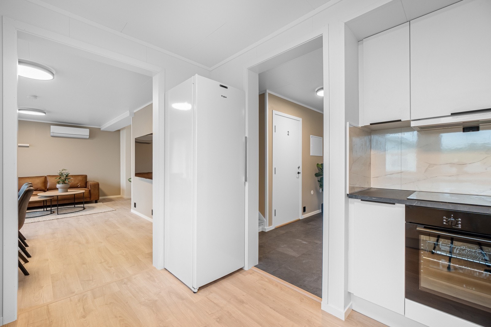 Av hvitevarer er det 2x komfyrer 1x oppvaskmaskin. Frittstående fryseskap med 7 skuffer og frittstående kjøleskap med 7 hyller/skuffer Galleribilde
