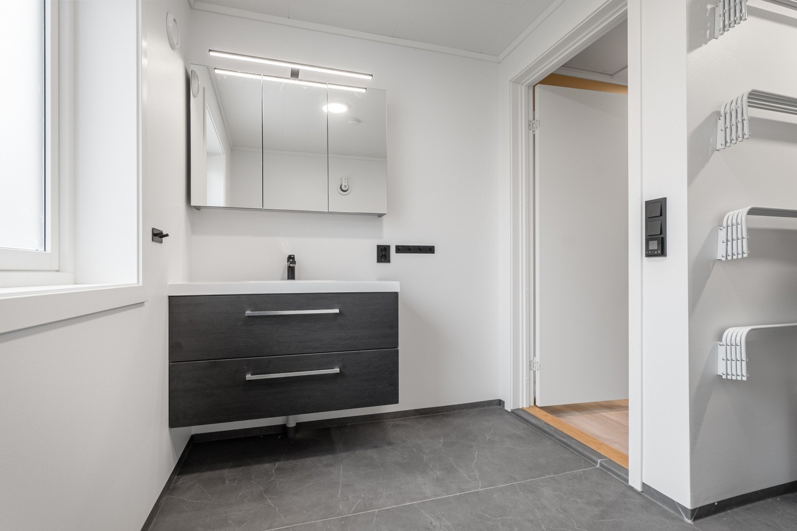 Bad i 2.etg. Speilskap med lys samt skuffer med god plass. 2x kombimaskin for klesvask samt rikelig med oppheng for klestørk.
90x90 dusj. Galleribilde